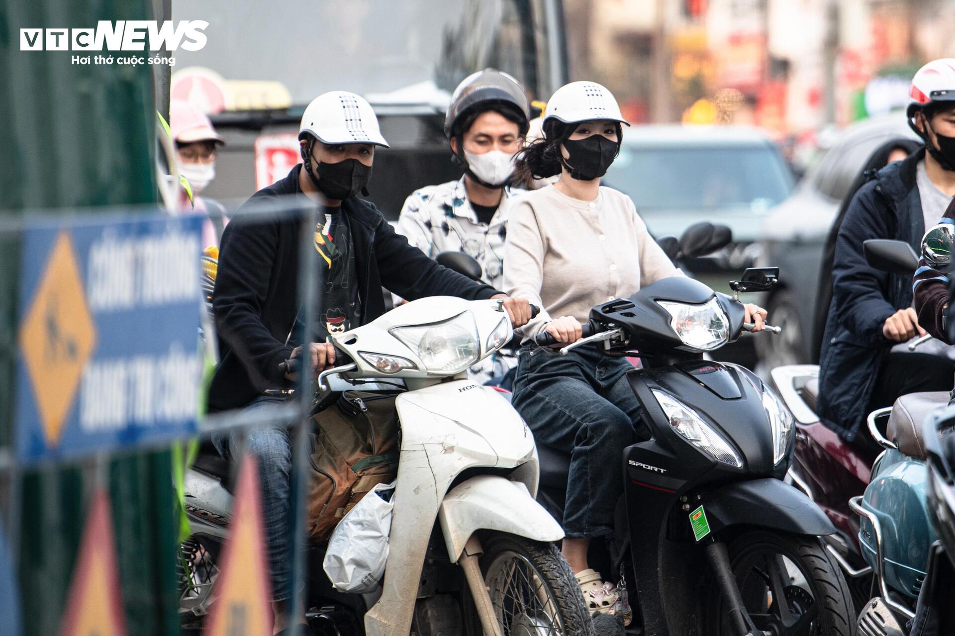 Lô cốt chiếm 1/3 lòng đường, người Hà Nội chật vật nhích từng mét về nhà - Ảnh 4