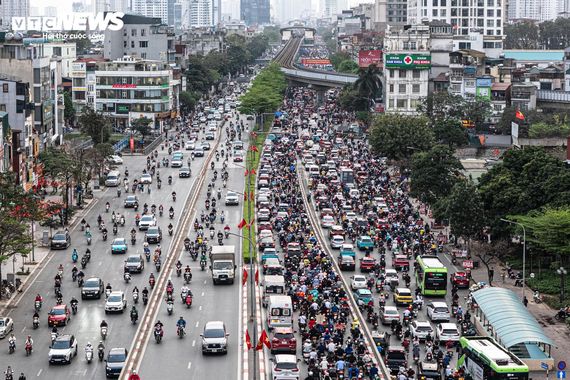 Lô cốt chiếm 1/3 lòng đường, người Hà Nội chật vật nhích từng mét về nhà - Ảnh 5
