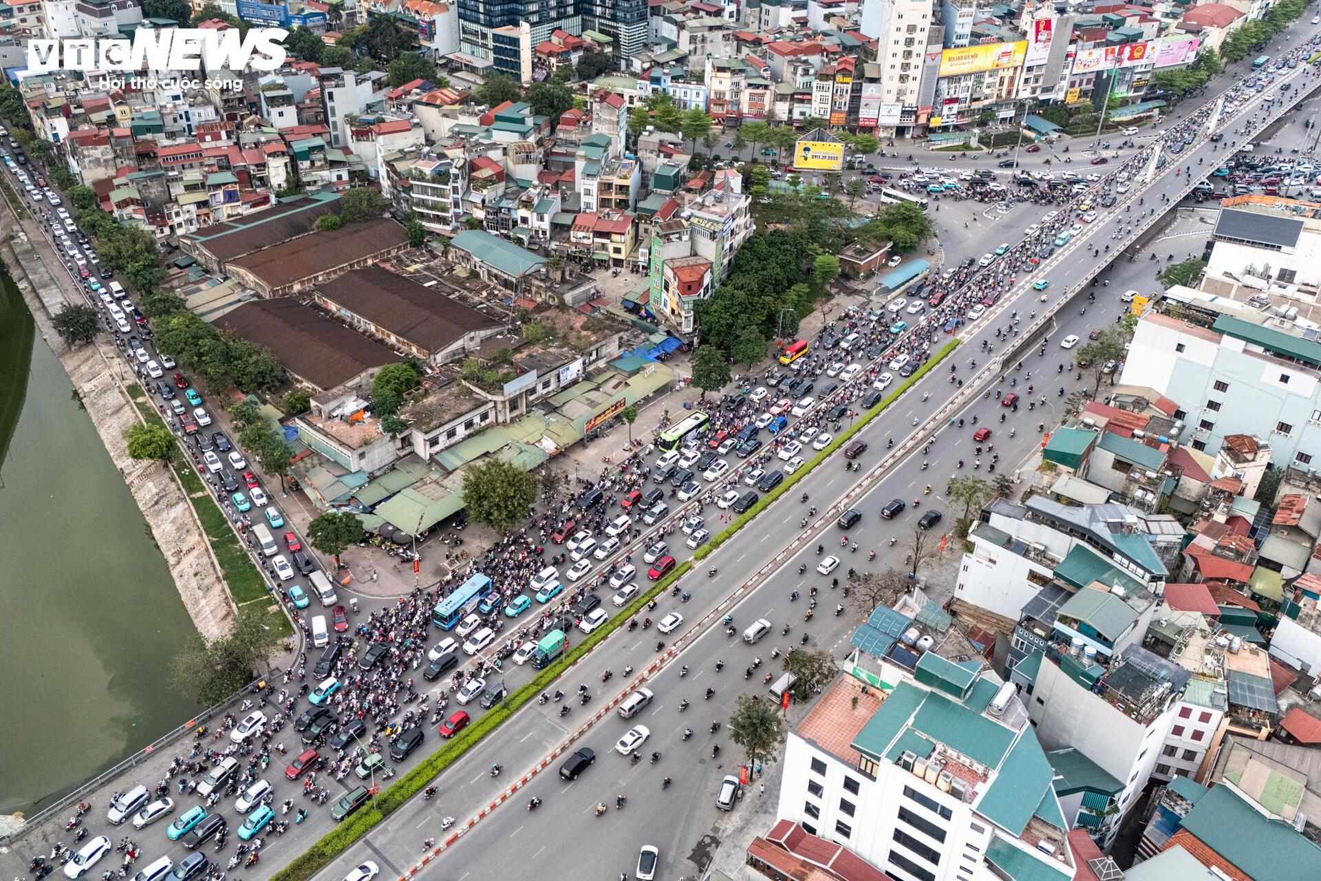 Lô cốt chiếm 1/3 lòng đường, người Hà Nội chật vật nhích từng mét về nhà - Ảnh 6