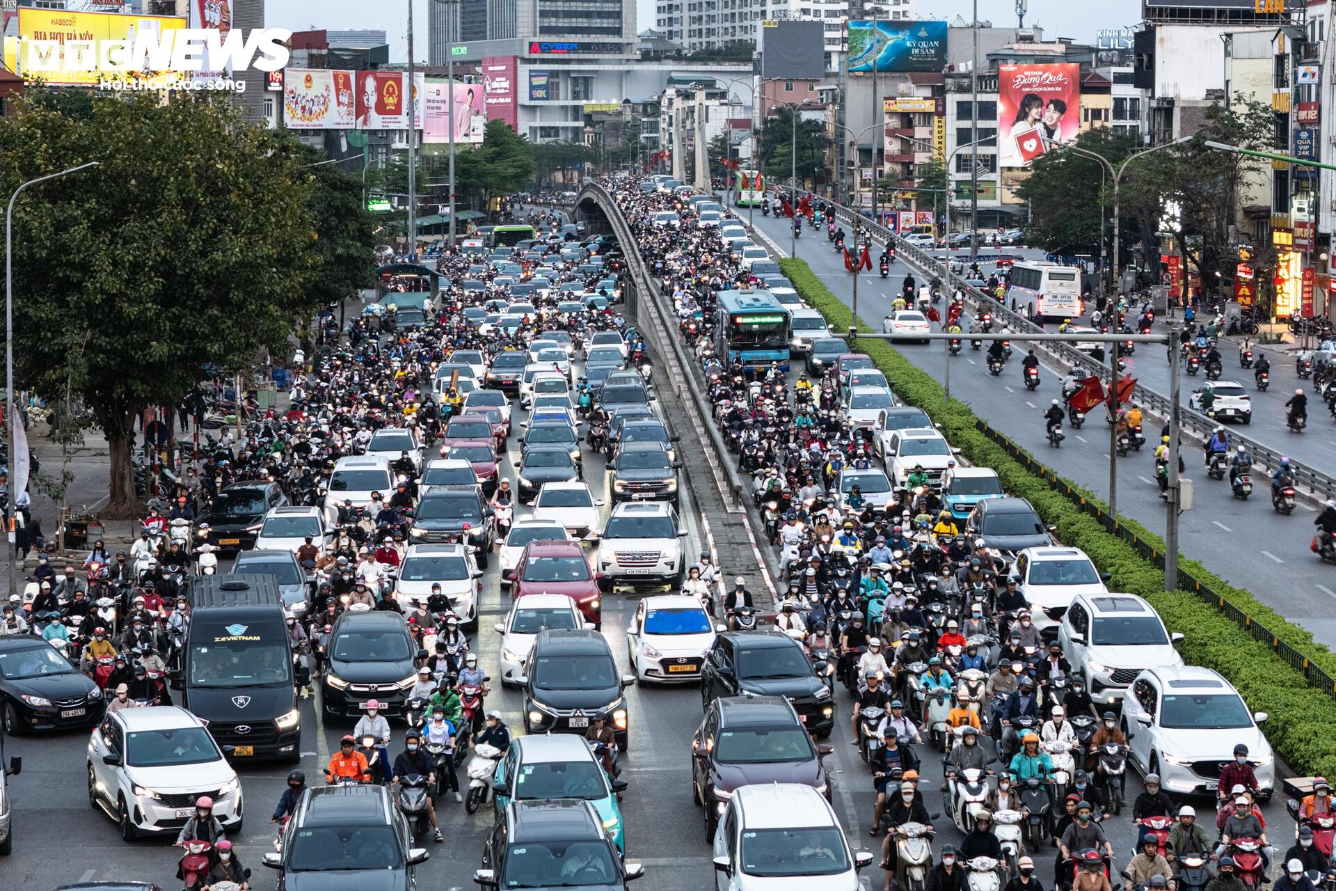 Lô cốt chiếm 1/3 lòng đường, người Hà Nội chật vật nhích từng mét về nhà - Ảnh 7