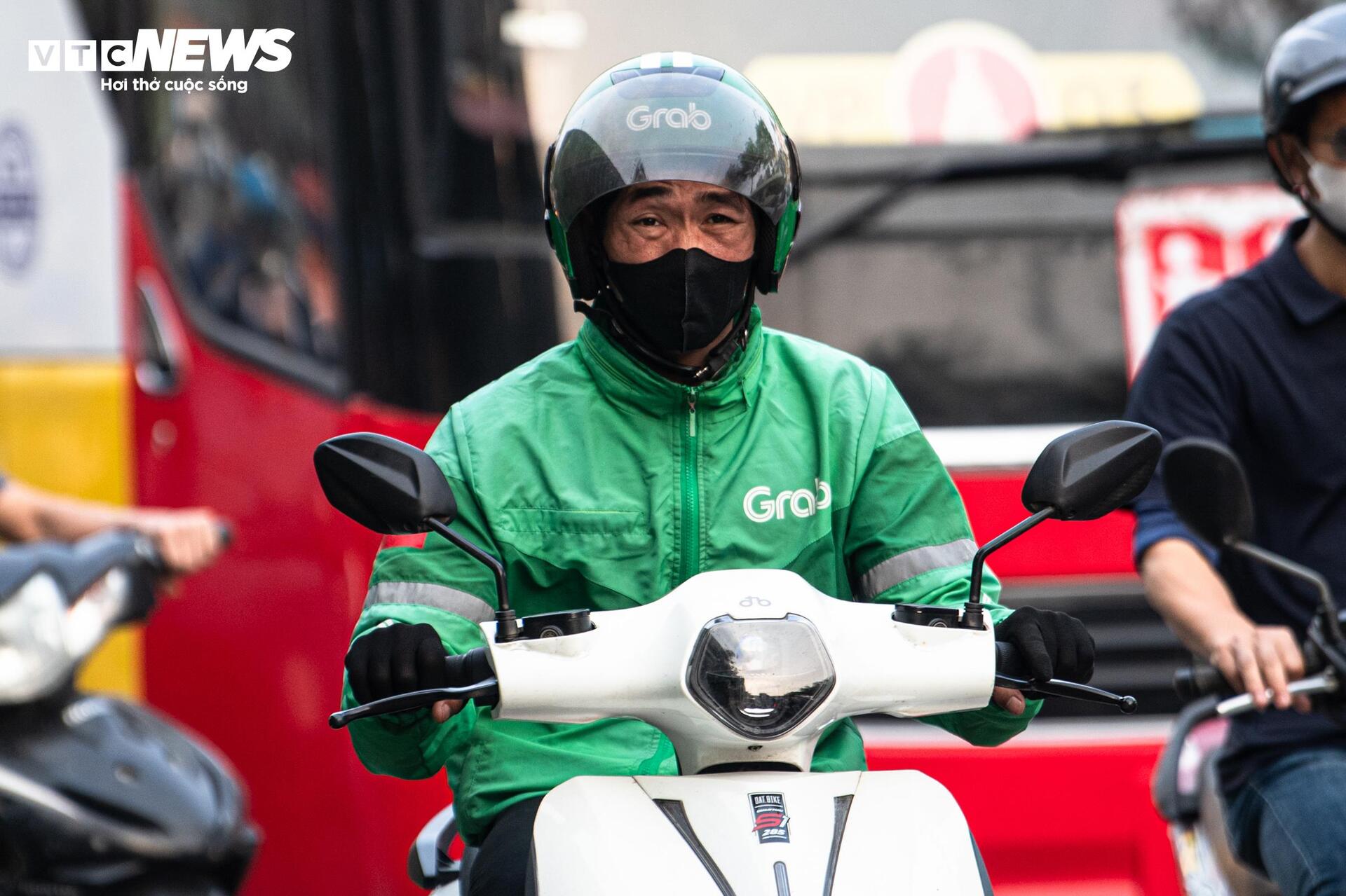 Lô cốt chiếm 1/3 lòng đường, người Hà Nội chật vật nhích từng mét về nhà - Ảnh 8