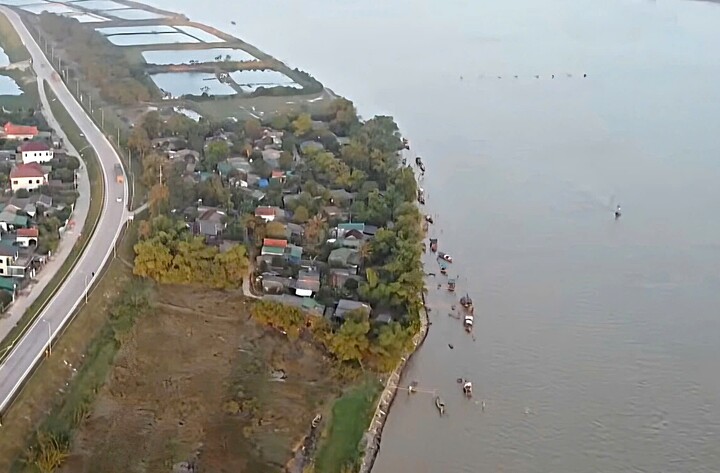 Nhà cửa chực chờ đổ sập, dân 'dài cổ' chờ tái định cư - Ảnh 2