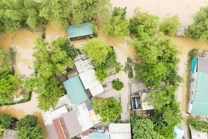 Nhà cửa chực chờ đổ sập, dân 'dài cổ' chờ tái định cư - Ảnh 1