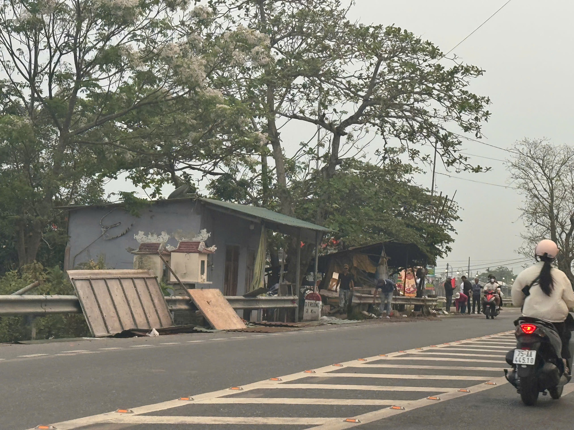 Ông Lững rời đi, mặt bằng cầu Mỹ An được giải phóng để thi công - Ảnh 1