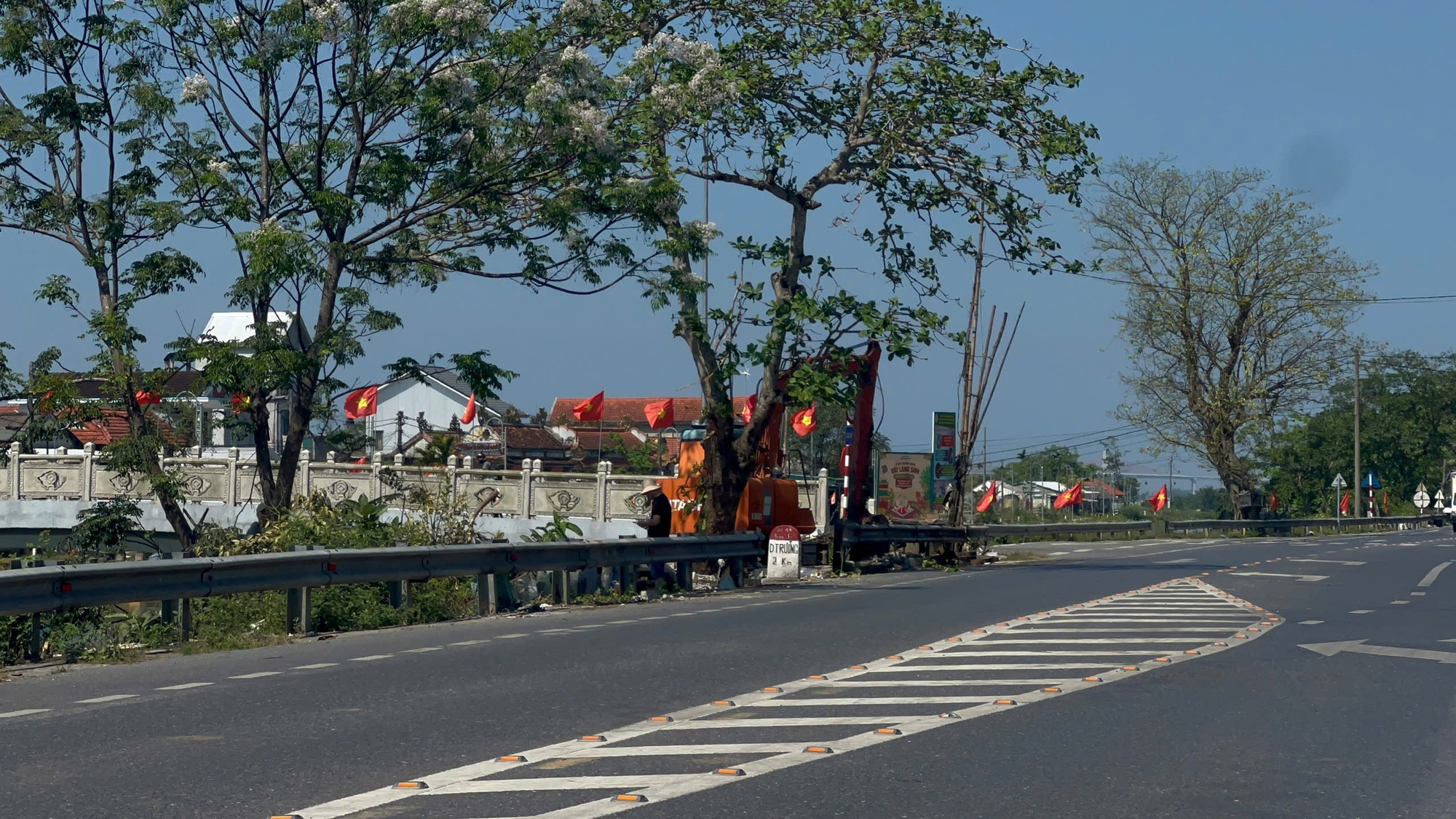 Ông Lững rời đi, mặt bằng cầu Mỹ An được giải phóng để thi công - Ảnh 2