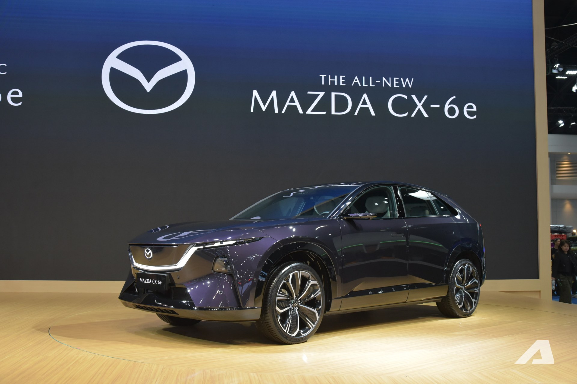 Xem Mazda CX-6e ngoài đời thực: Bề thế hơn CX-5, thiết kế bóng bẩy với 3 màn hình siêu lớn, chạy tới 600km/sạc - Ảnh 1