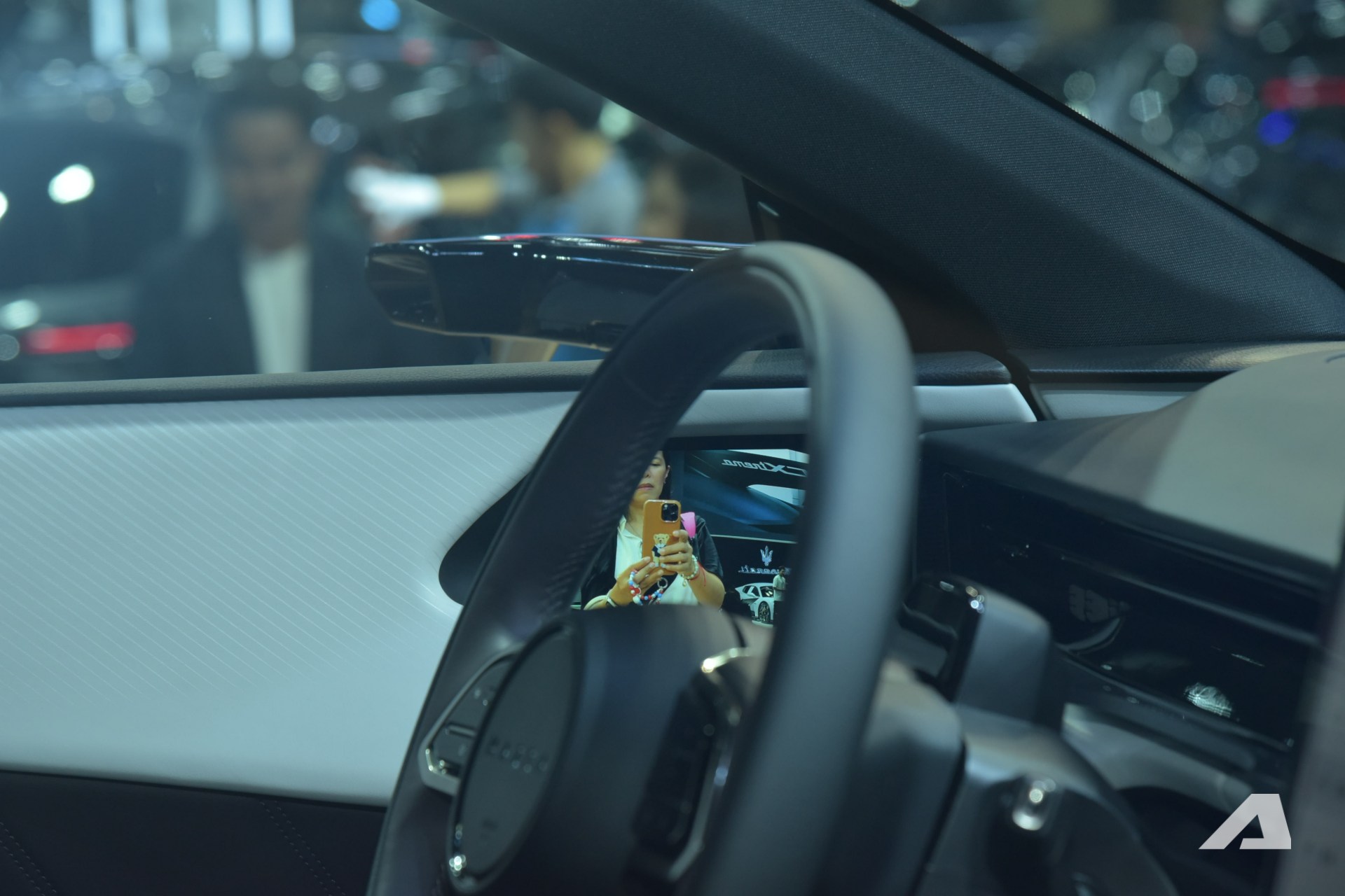 Xem Mazda CX-6e ngoài đời thực: Bề thế hơn CX-5, thiết kế bóng bẩy với 3 màn hình siêu lớn, chạy tới 600km/sạc - Ảnh 9