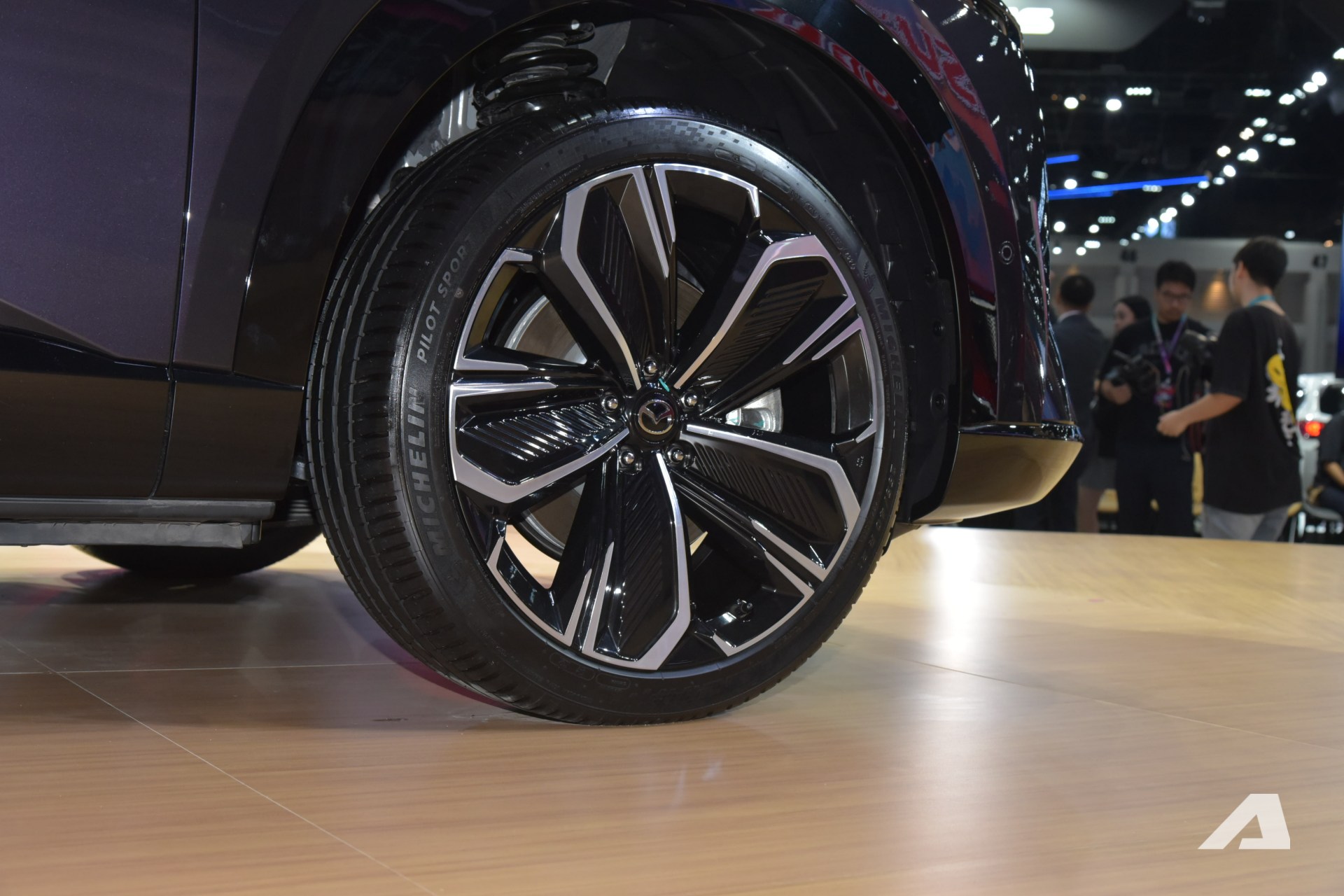 Xem Mazda CX-6e ngoài đời thực: Bề thế hơn CX-5, thiết kế bóng bẩy với 3 màn hình siêu lớn, chạy tới 600km/sạc - Ảnh 7