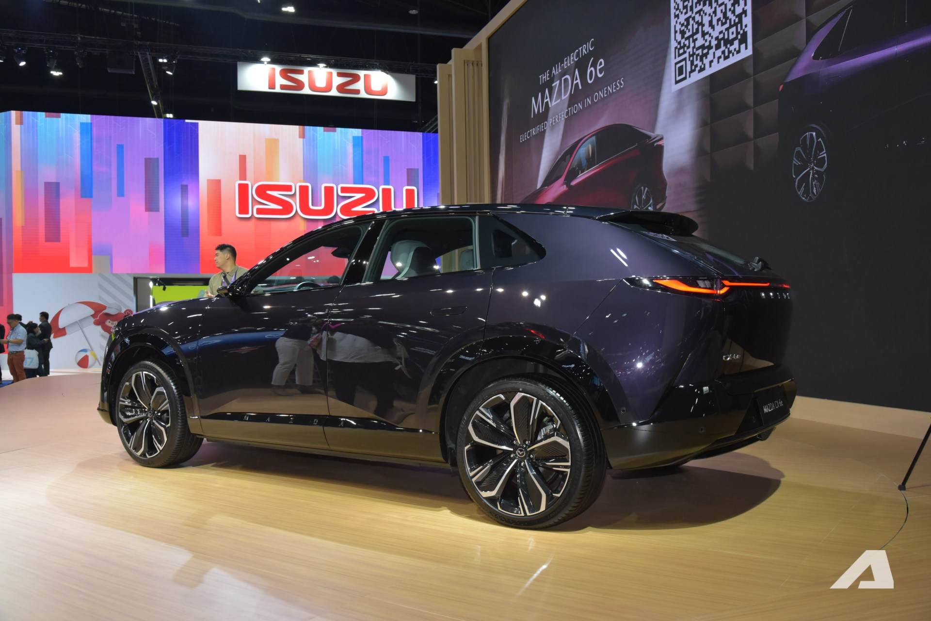 Xem Mazda CX-6e ngoài đời thực: Bề thế hơn CX-5, thiết kế bóng bẩy với 3 màn hình siêu lớn, chạy tới 600km/sạc - Ảnh 11