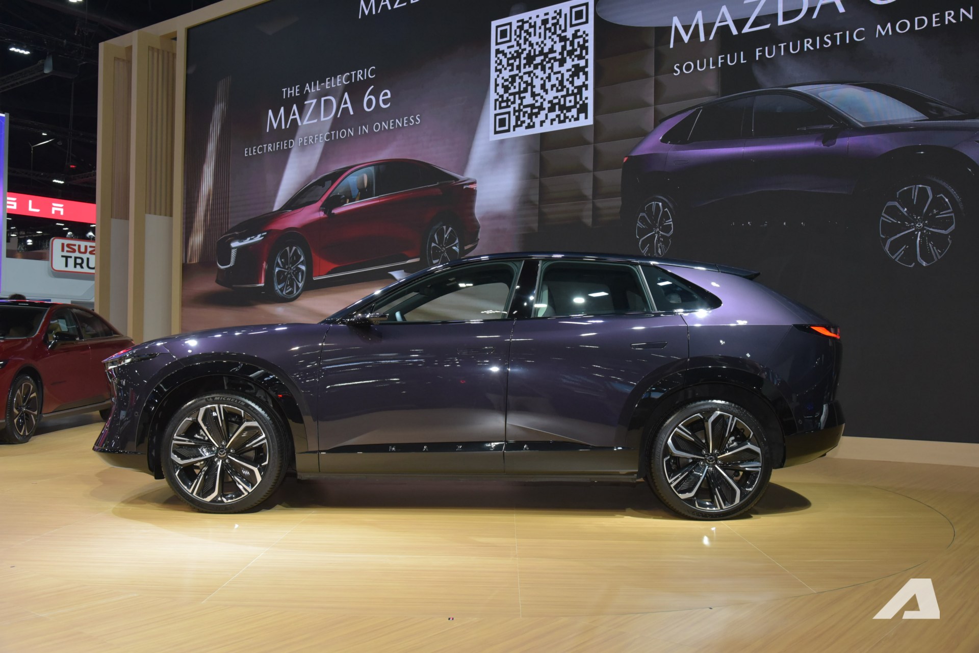 Xem Mazda CX-6e ngoài đời thực: Bề thế hơn CX-5, thiết kế bóng bẩy với 3 màn hình siêu lớn, chạy tới 600km/sạc - Ảnh 2