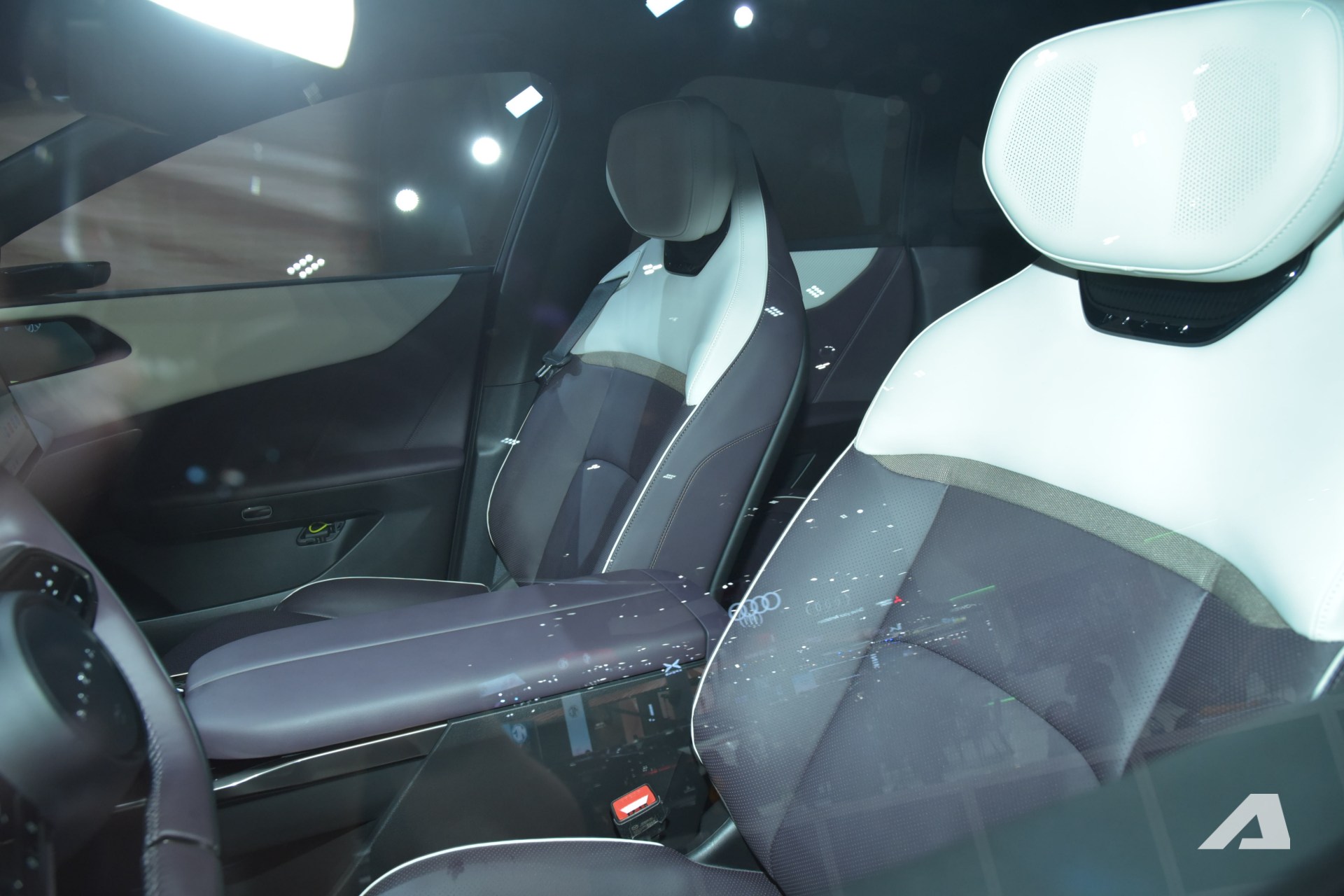 Xem Mazda CX-6e ngoài đời thực: Bề thế hơn CX-5, thiết kế bóng bẩy với 3 màn hình siêu lớn, chạy tới 600km/sạc - Ảnh 10