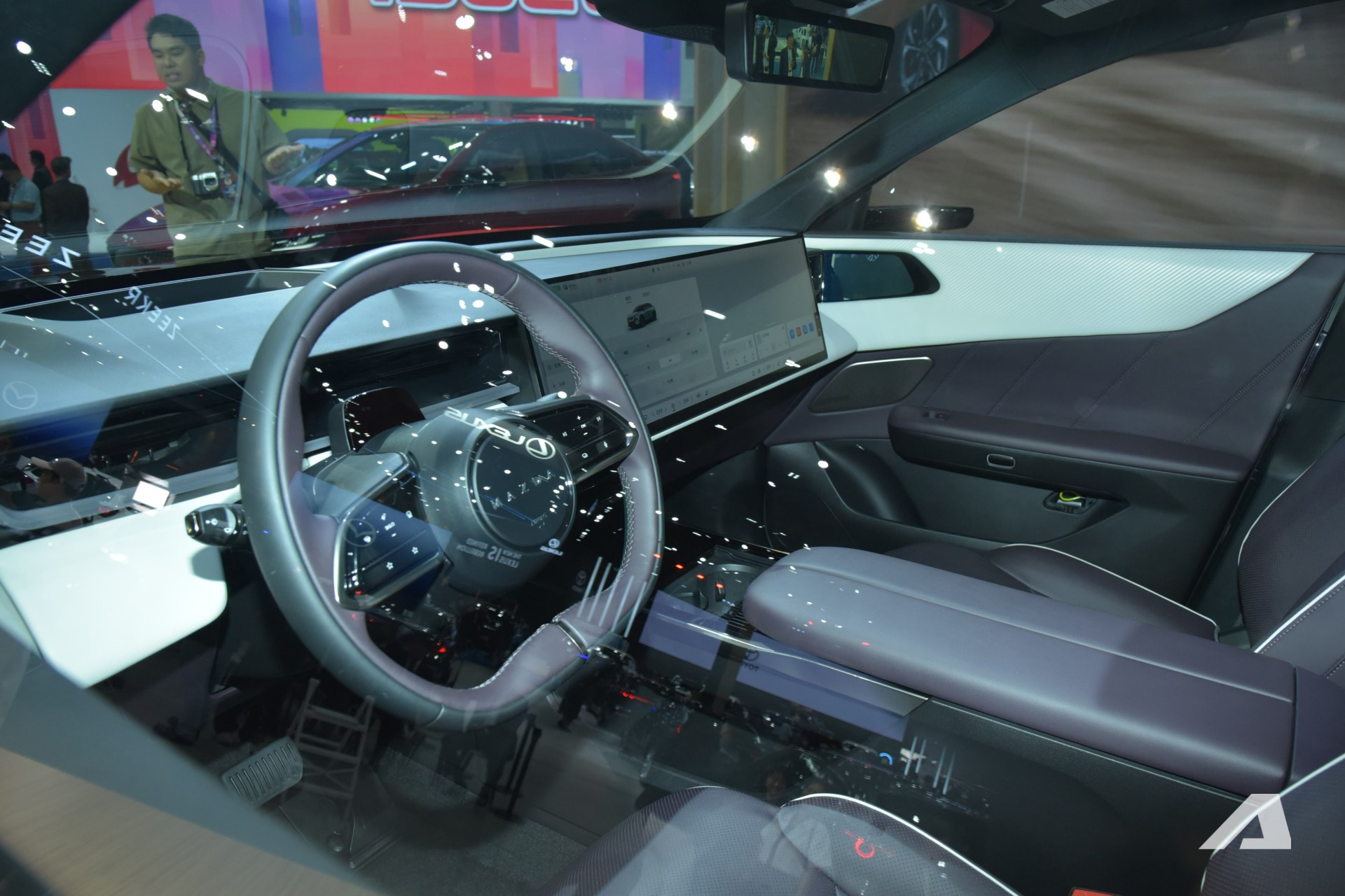 Xem Mazda CX-6e ngoài đời thực: Bề thế hơn CX-5, thiết kế bóng bẩy với 3 màn hình siêu lớn, chạy tới 600km/sạc - Ảnh 8