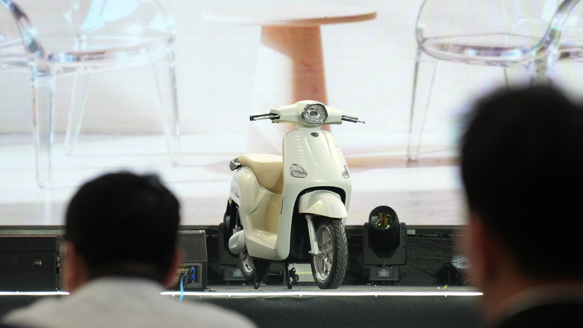 Mẫu xe máy điện di chuyển 180 km sau một lần sạc chính thức ra mắt, giá từ 27,5 triệu đồng - Ảnh 2