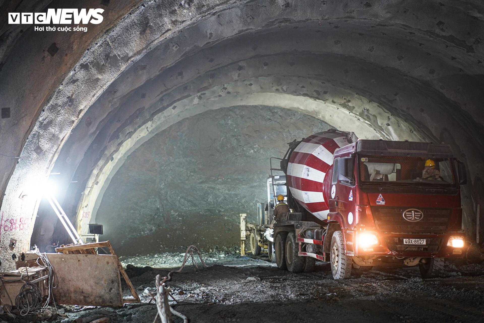 Đại công trường cao tốc Nội Bài-Lào Cai vận hành '3 ca 4 kíp', tăng tốc ngày đêm - Ảnh 9