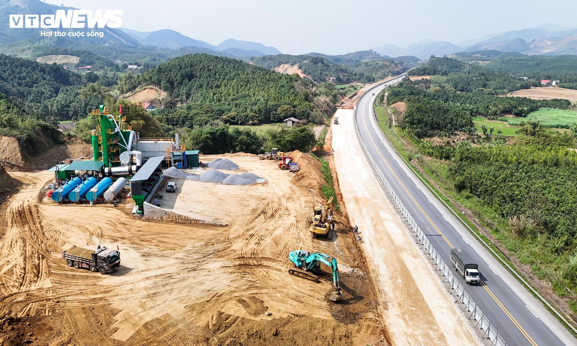 Đại công trường cao tốc Nội Bài-Lào Cai vận hành '3 ca 4 kíp', tăng tốc ngày đêm - Ảnh 2