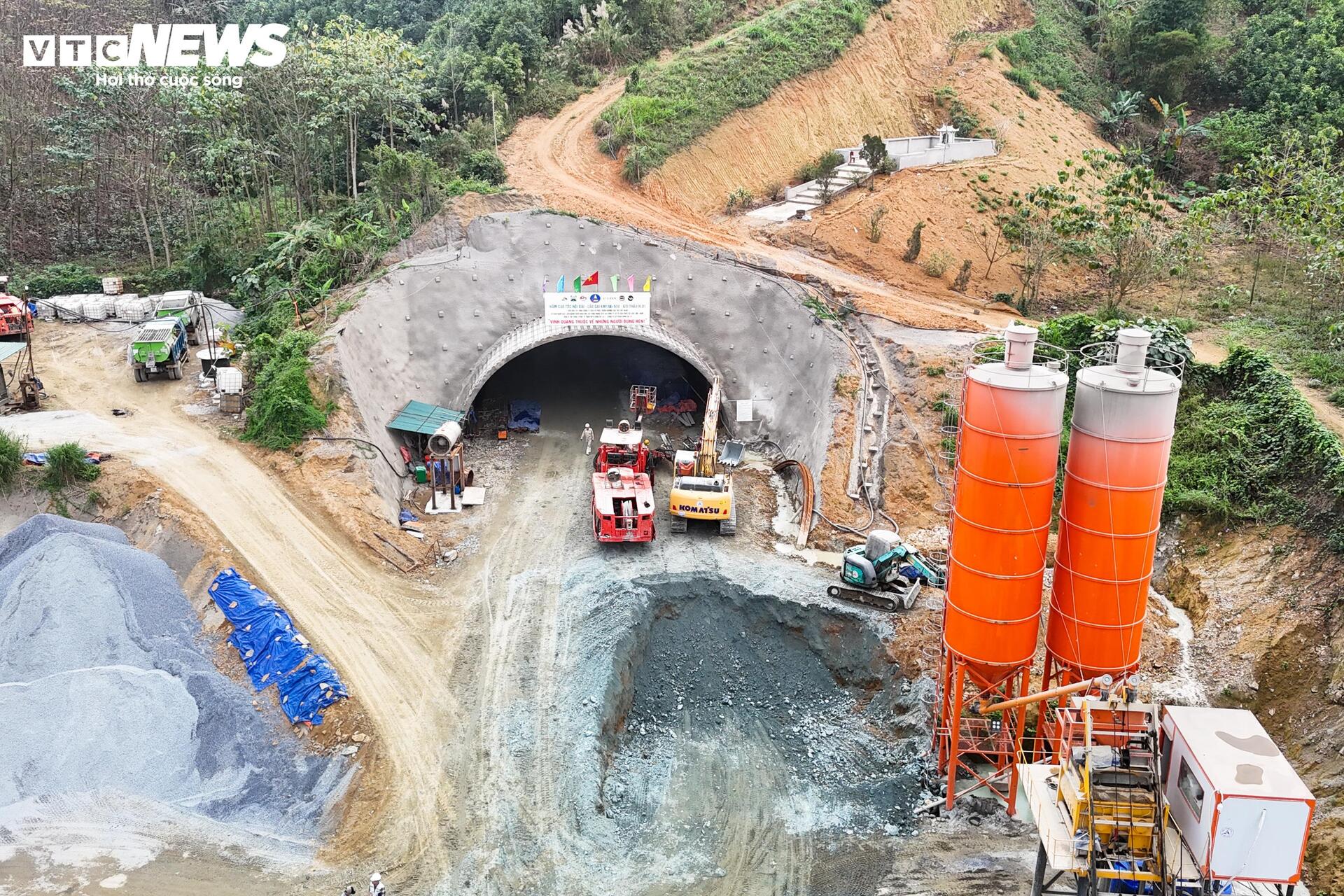 Đại công trường cao tốc Nội Bài-Lào Cai vận hành '3 ca 4 kíp', tăng tốc ngày đêm - Ảnh 12