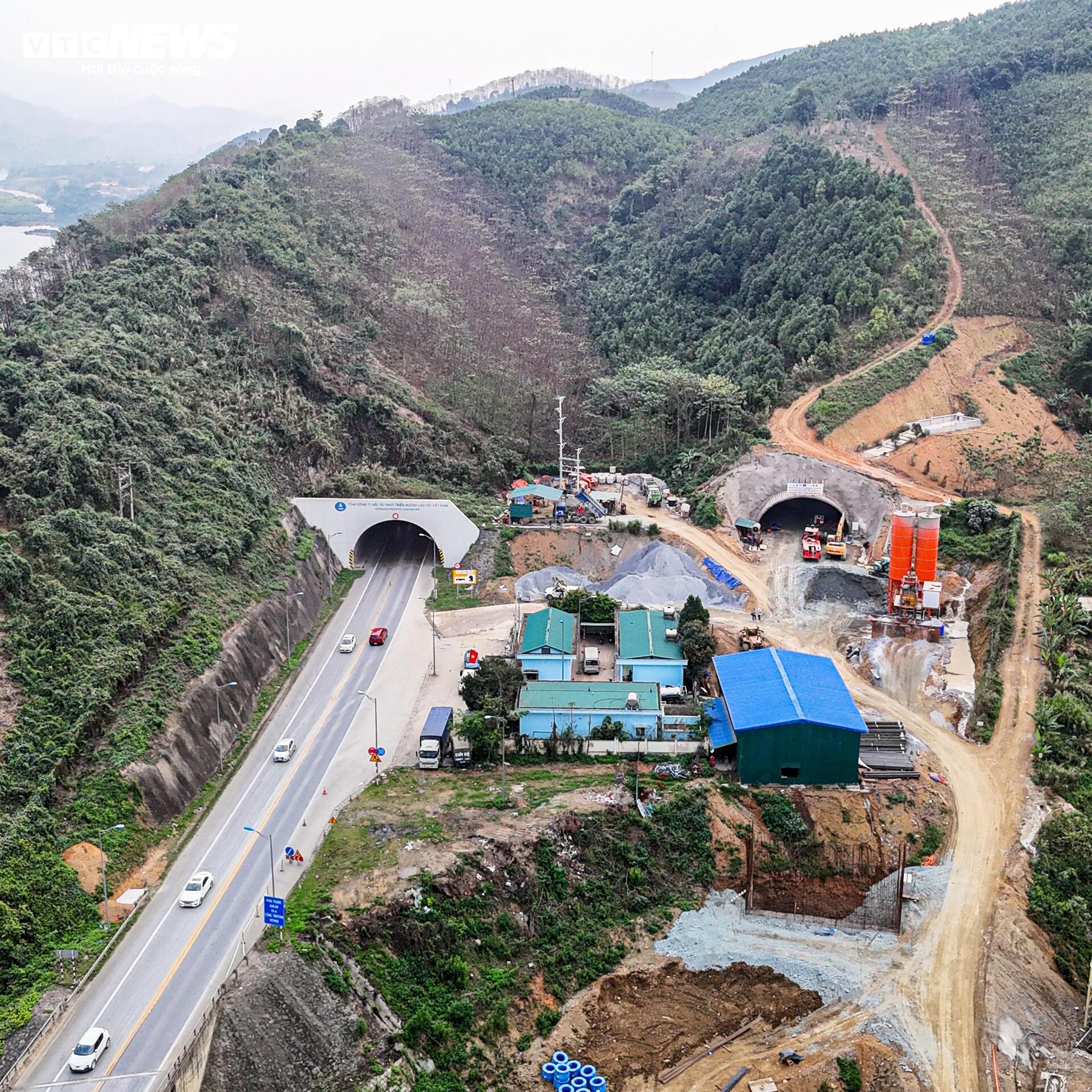 Đại công trường cao tốc Nội Bài-Lào Cai vận hành '3 ca 4 kíp', tăng tốc ngày đêm - Ảnh 13