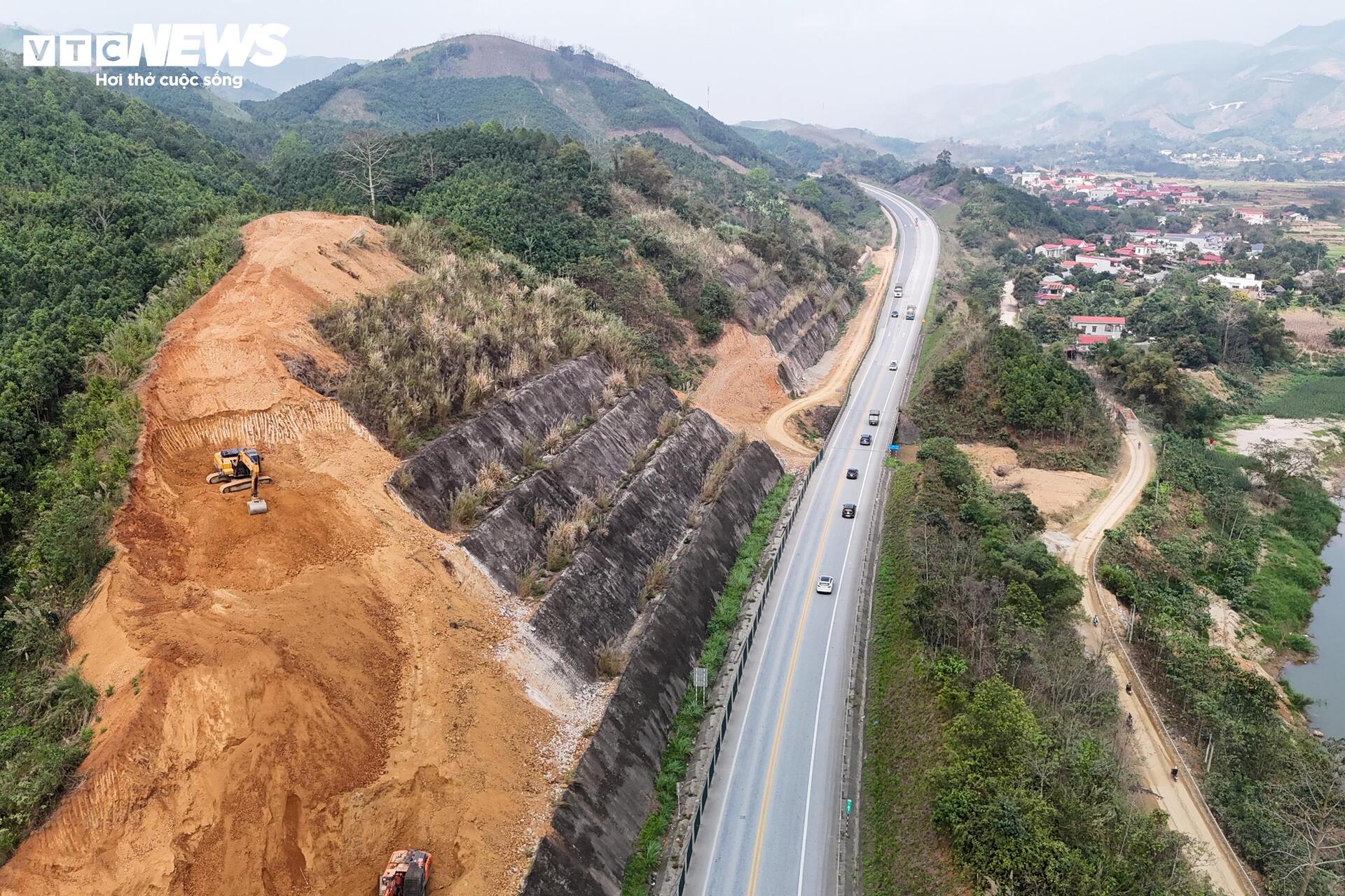 Đại công trường cao tốc Nội Bài-Lào Cai vận hành '3 ca 4 kíp', tăng tốc ngày đêm - Ảnh 15