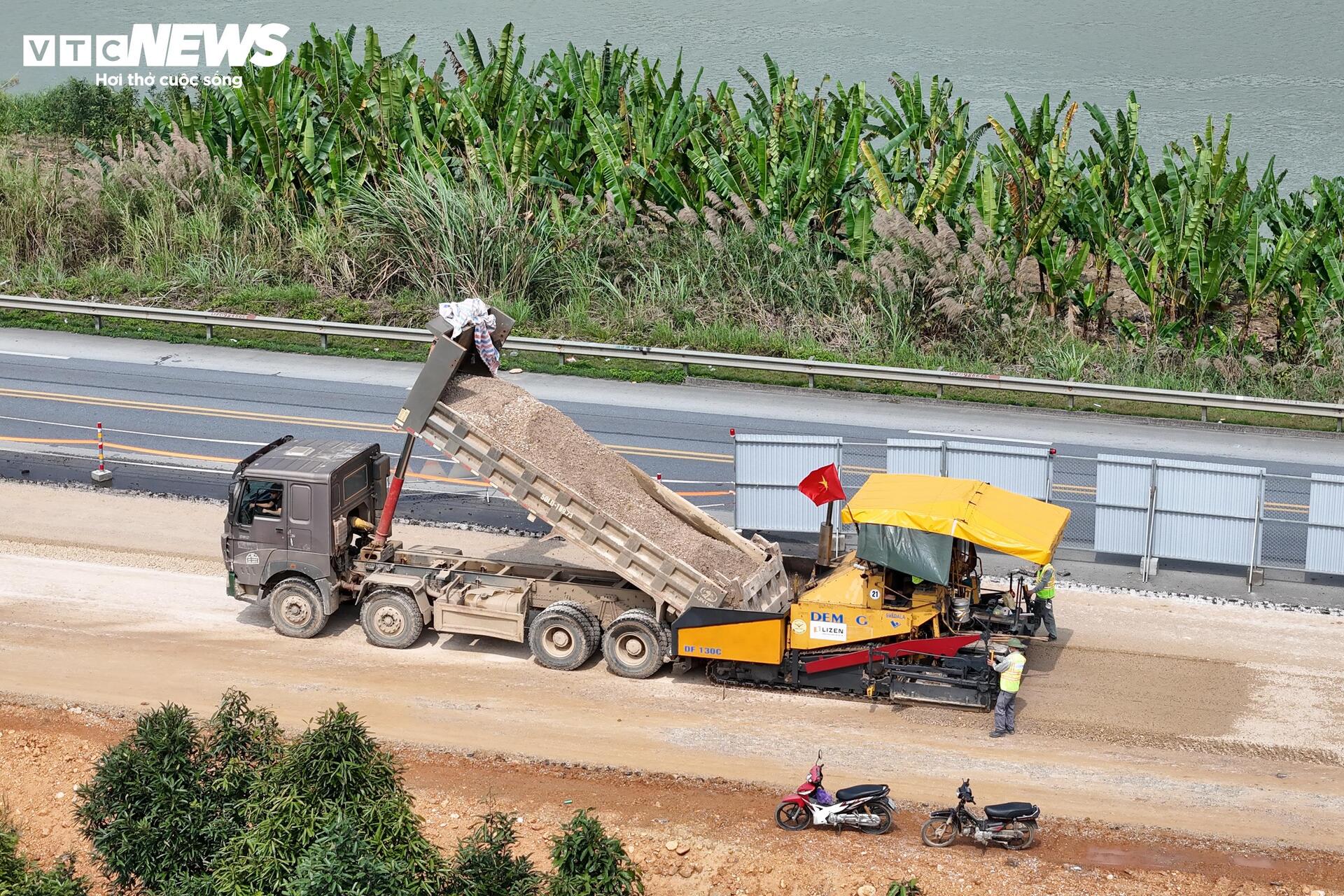 Đại công trường cao tốc Nội Bài-Lào Cai vận hành '3 ca 4 kíp', tăng tốc ngày đêm - Ảnh 14