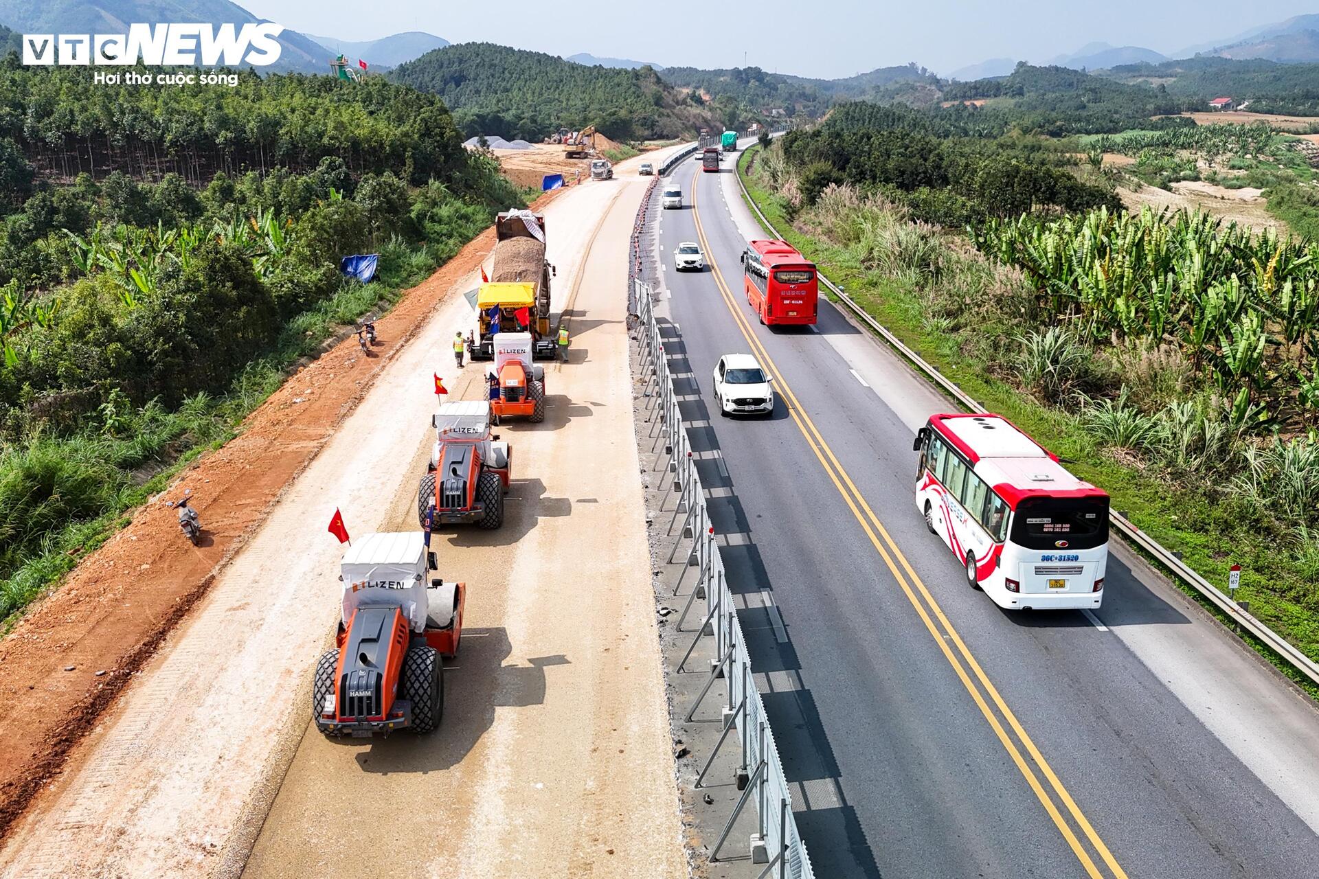 Đại công trường cao tốc Nội Bài-Lào Cai vận hành '3 ca 4 kíp', tăng tốc ngày đêm - Ảnh 3