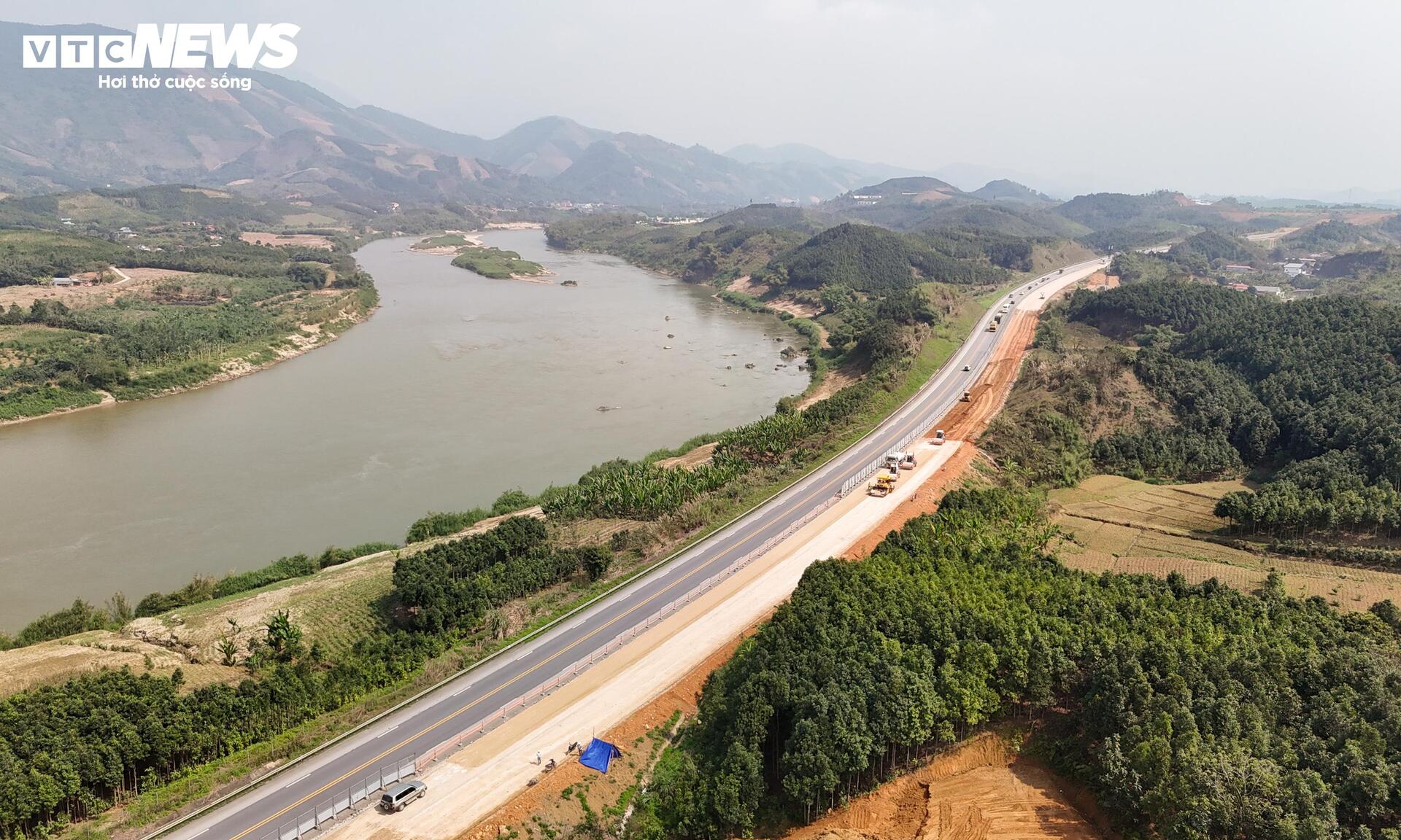 Đại công trường cao tốc Nội Bài-Lào Cai vận hành '3 ca 4 kíp', tăng tốc ngày đêm - Ảnh 1