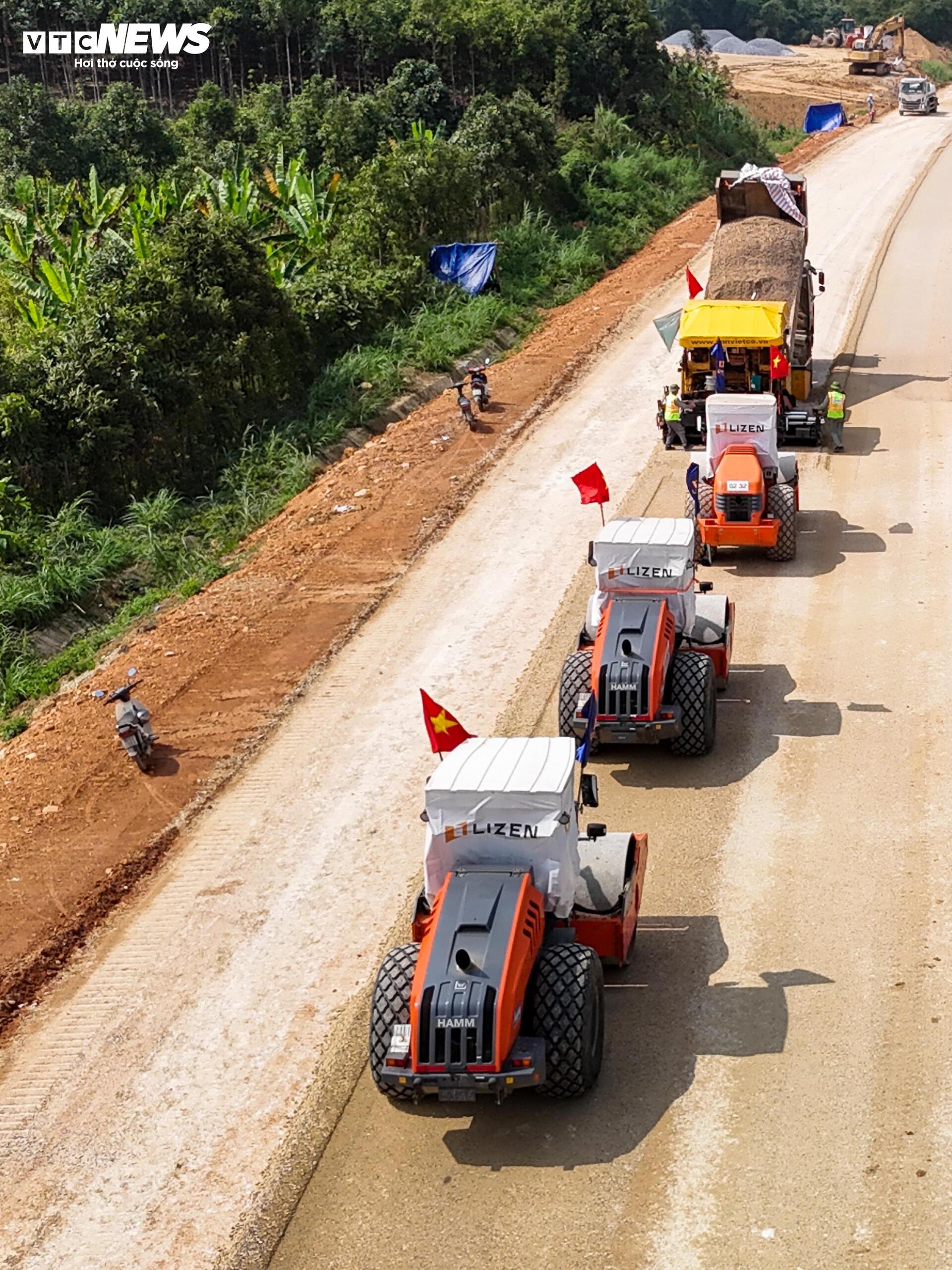 Đại công trường cao tốc Nội Bài-Lào Cai vận hành '3 ca 4 kíp', tăng tốc ngày đêm - Ảnh 5