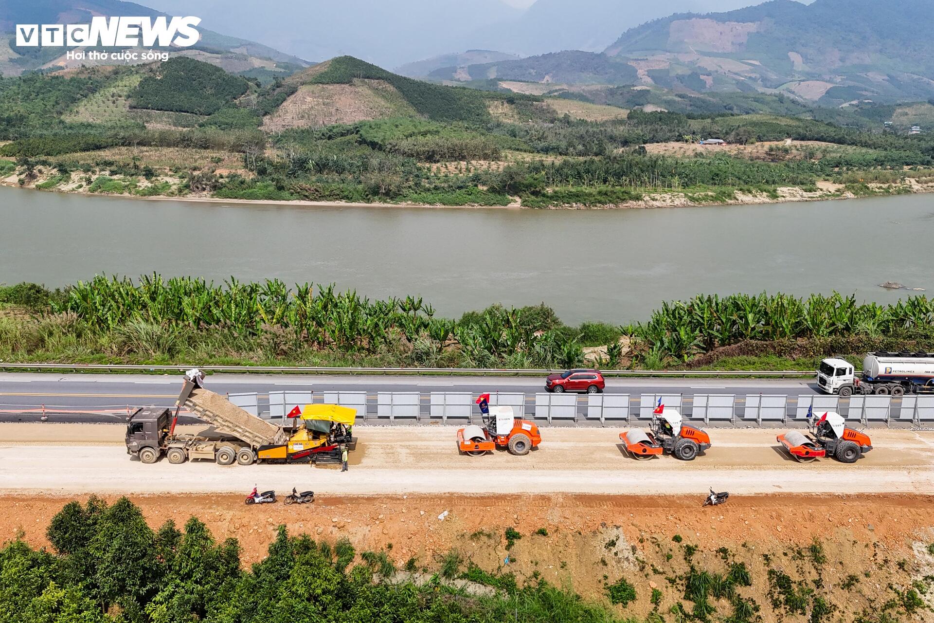 Đại công trường cao tốc Nội Bài-Lào Cai vận hành '3 ca 4 kíp', tăng tốc ngày đêm - Ảnh 6