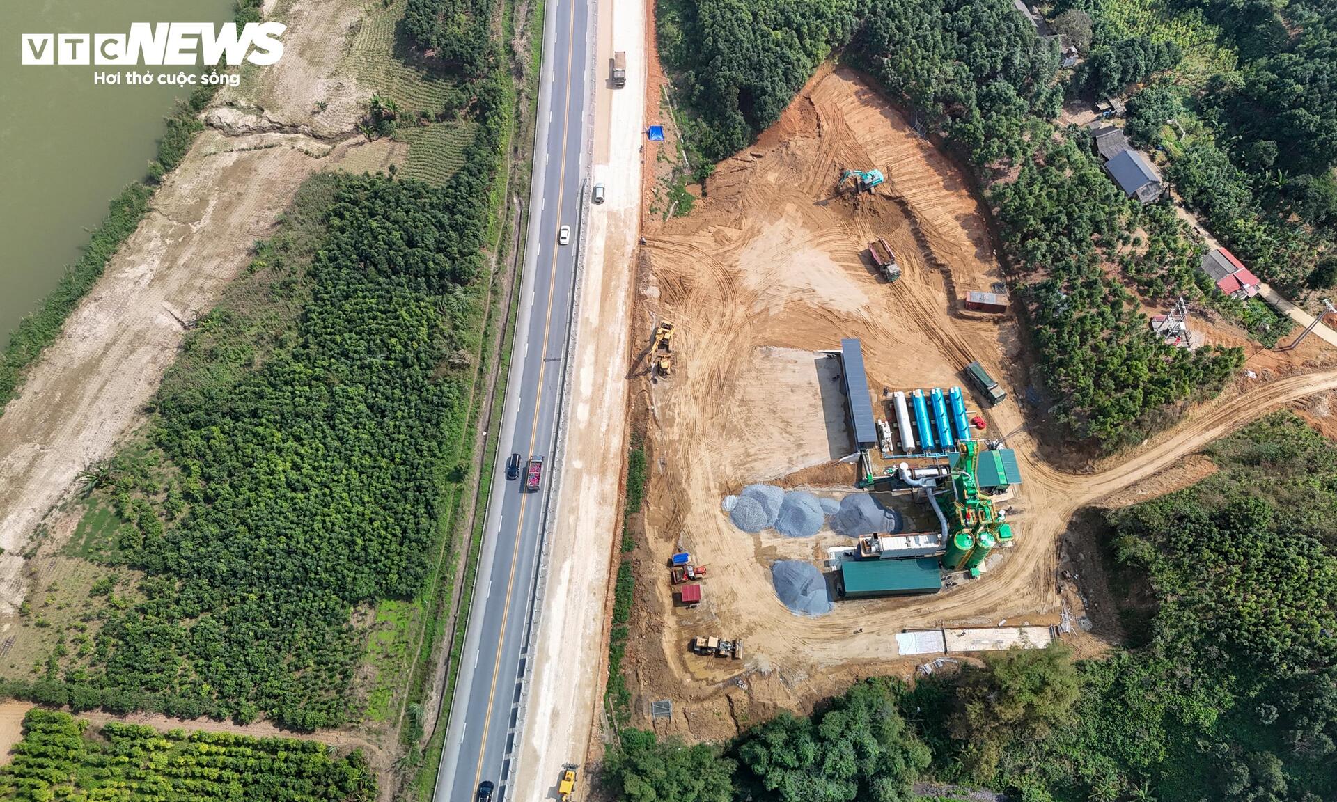 Đại công trường cao tốc Nội Bài-Lào Cai vận hành '3 ca 4 kíp', tăng tốc ngày đêm - Ảnh 7