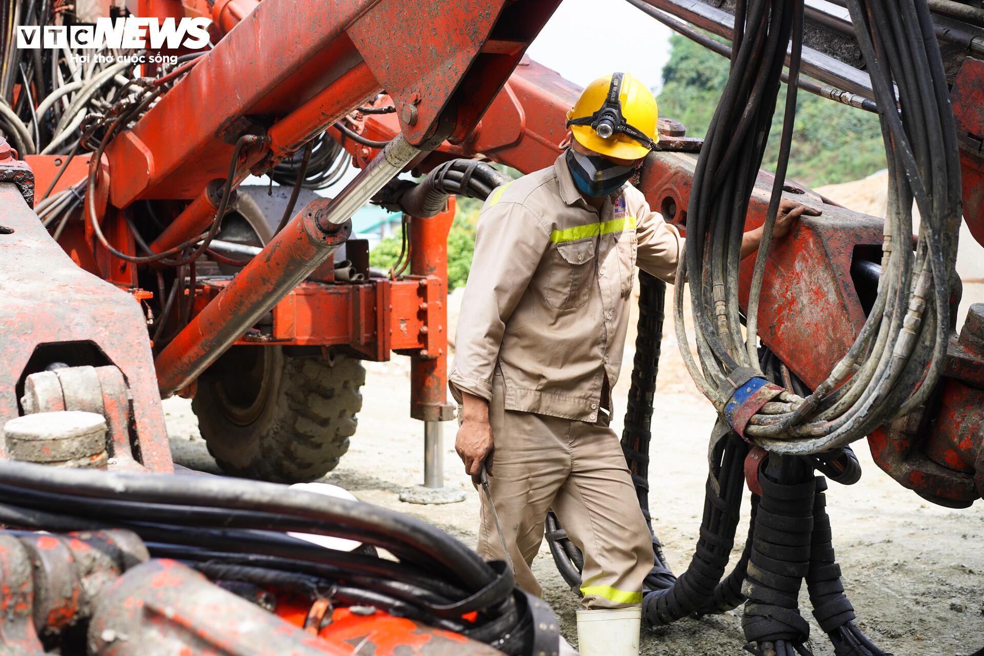 Đại công trường cao tốc Nội Bài-Lào Cai vận hành '3 ca 4 kíp', tăng tốc ngày đêm - Ảnh 8