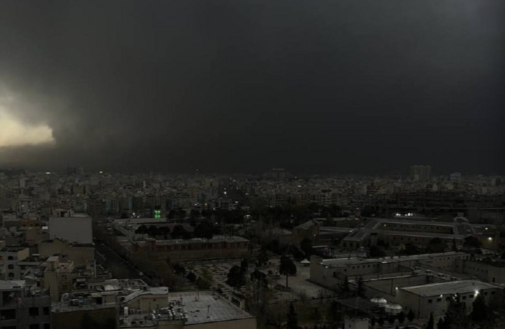 Israel tập kích kho dầu Iran, 'mưa đen' kỳ lạ trút xuống Tehran - Ảnh 1