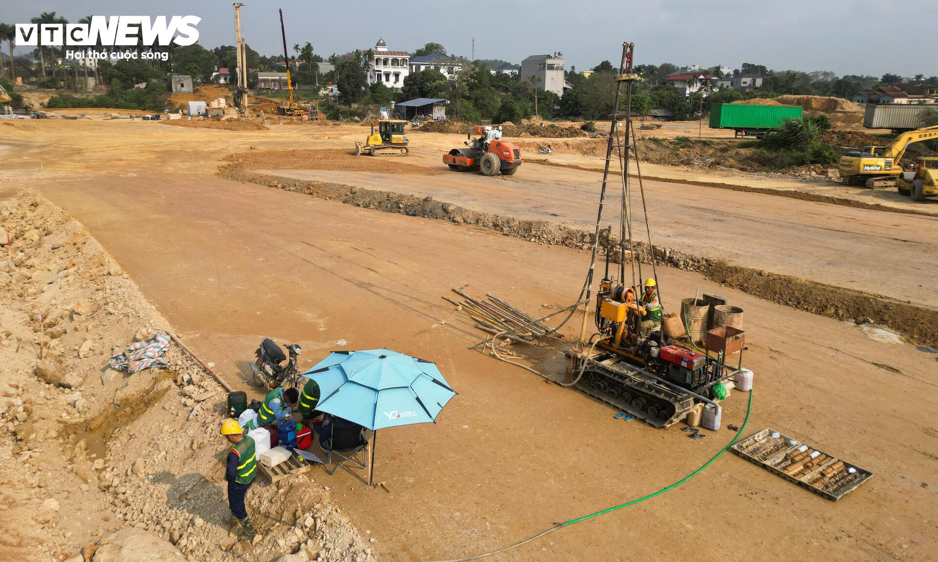 Mục sở thị công trường cao tốc 5.200 tỷ đồng nối đại lộ dài nhất Việt Nam - Ảnh 9