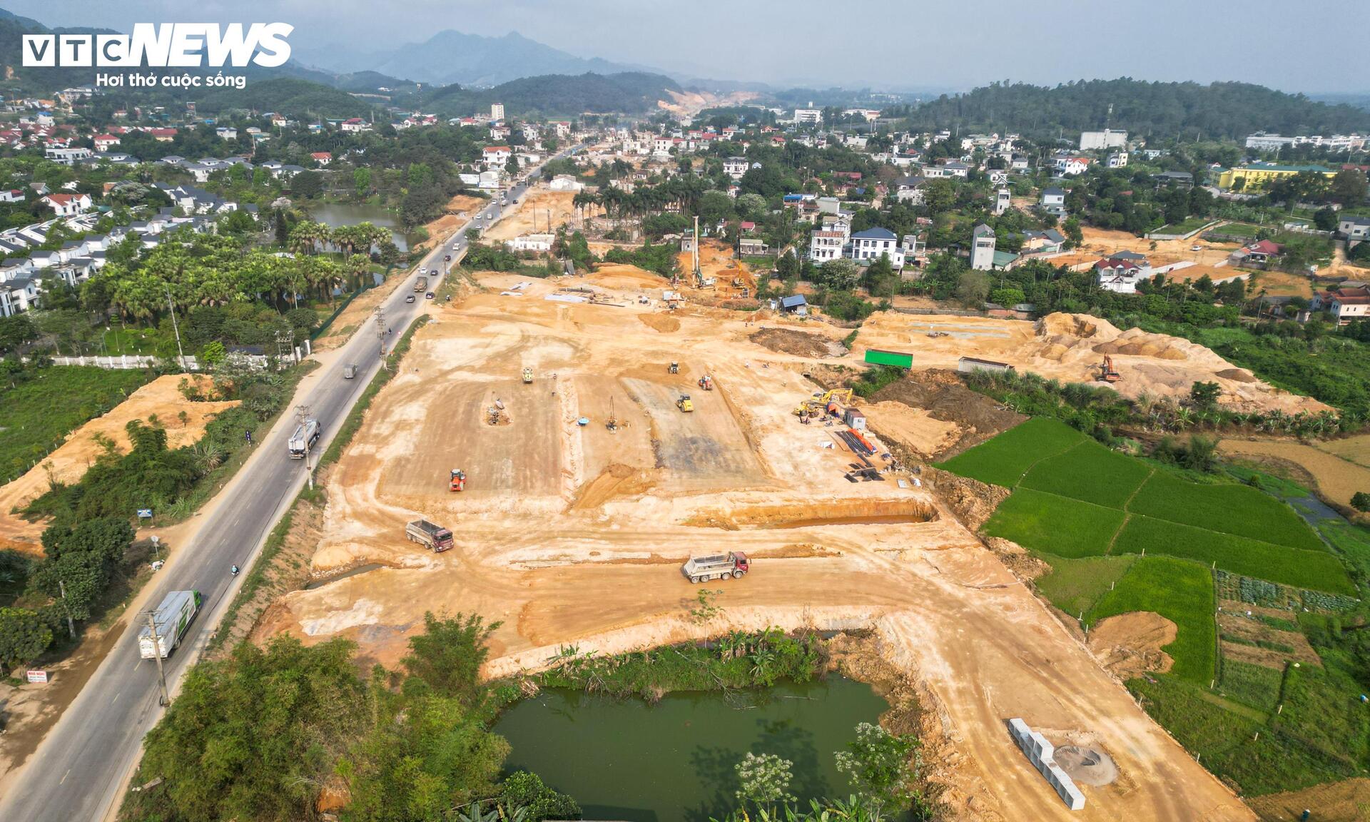 Mục sở thị công trường cao tốc 5.200 tỷ đồng nối đại lộ dài nhất Việt Nam - Ảnh 13