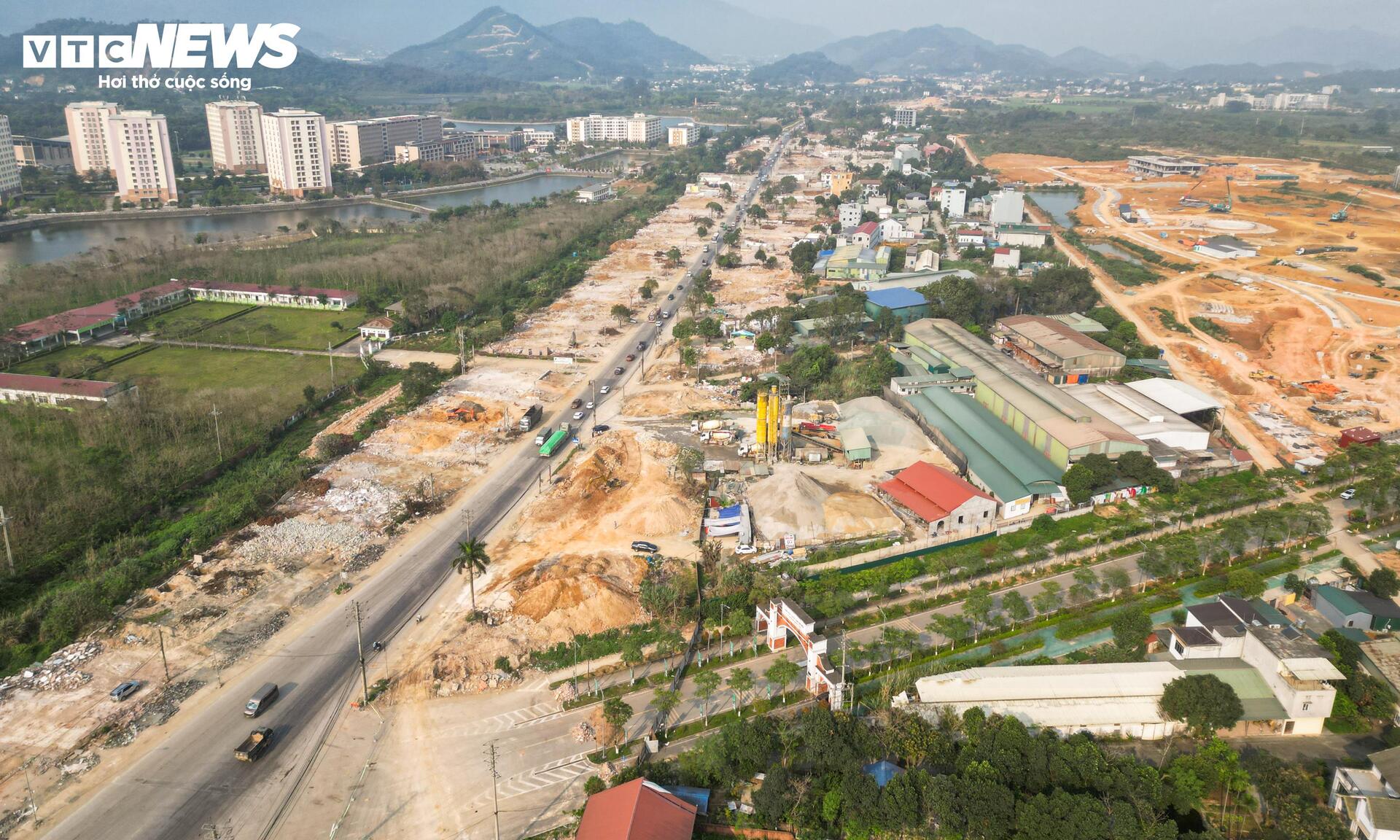 Mục sở thị công trường cao tốc 5.200 tỷ đồng nối đại lộ dài nhất Việt Nam - Ảnh 1