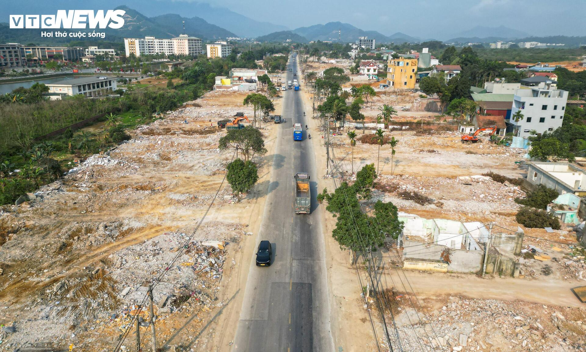 Mục sở thị công trường cao tốc 5.200 tỷ đồng nối đại lộ dài nhất Việt Nam - Ảnh 4