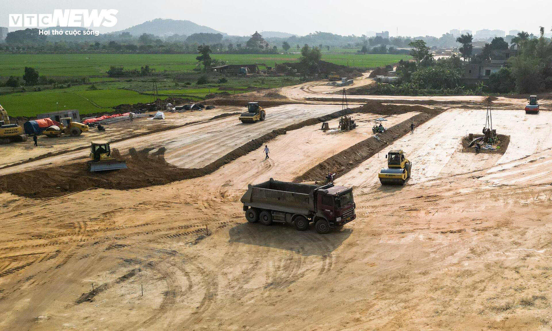 Mục sở thị công trường cao tốc 5.200 tỷ đồng nối đại lộ dài nhất Việt Nam - Ảnh 7