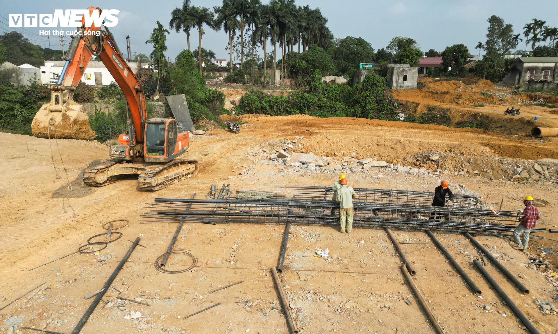 Mục sở thị công trường cao tốc 5.200 tỷ đồng nối đại lộ dài nhất Việt Nam - Ảnh 8