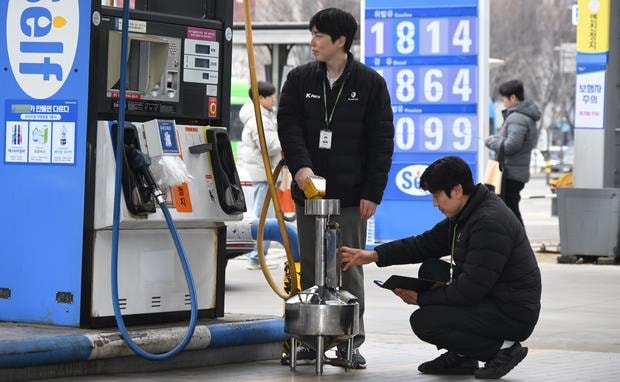 Lần đầu tiên sau gần 30 năm, Hàn Quốc phải làm việc này - Ảnh 1