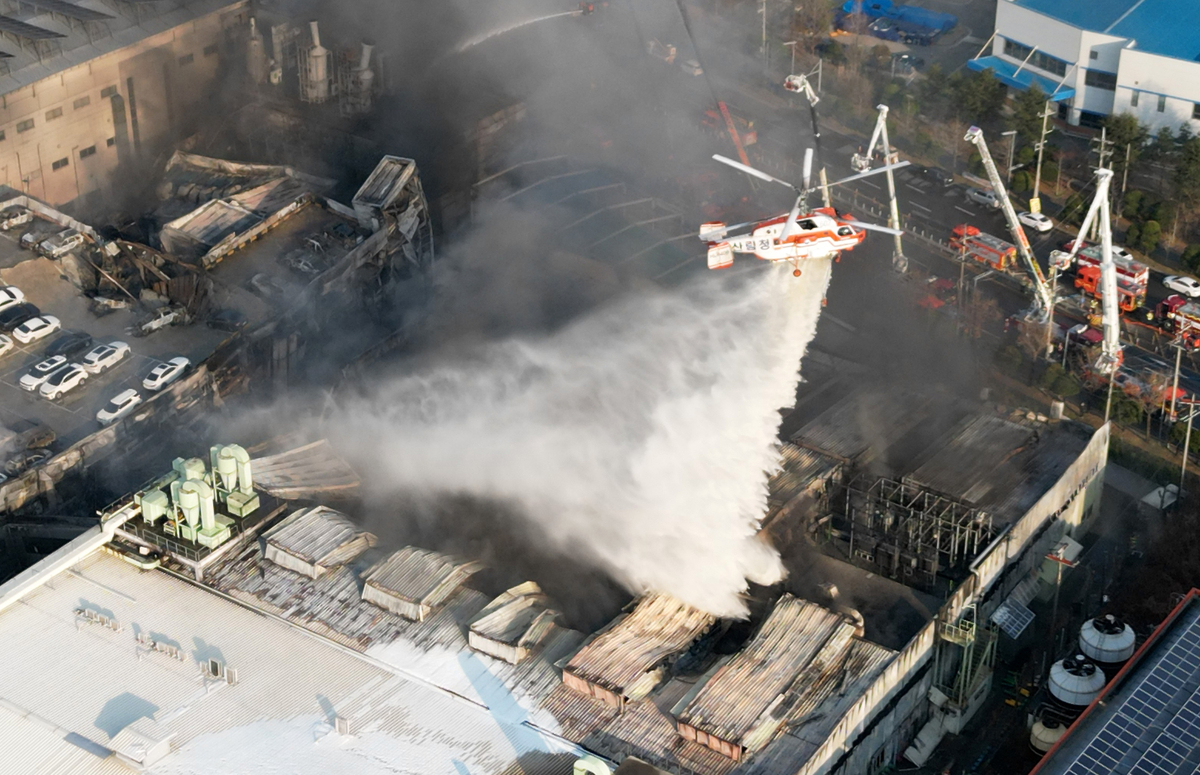 Thảm kịch hỏa hoạn tại nhà máy Hàn Quốc: Tất cả những người mất tích đều đã tử vong, số người bị thương lên đến 60 người - Ảnh 1