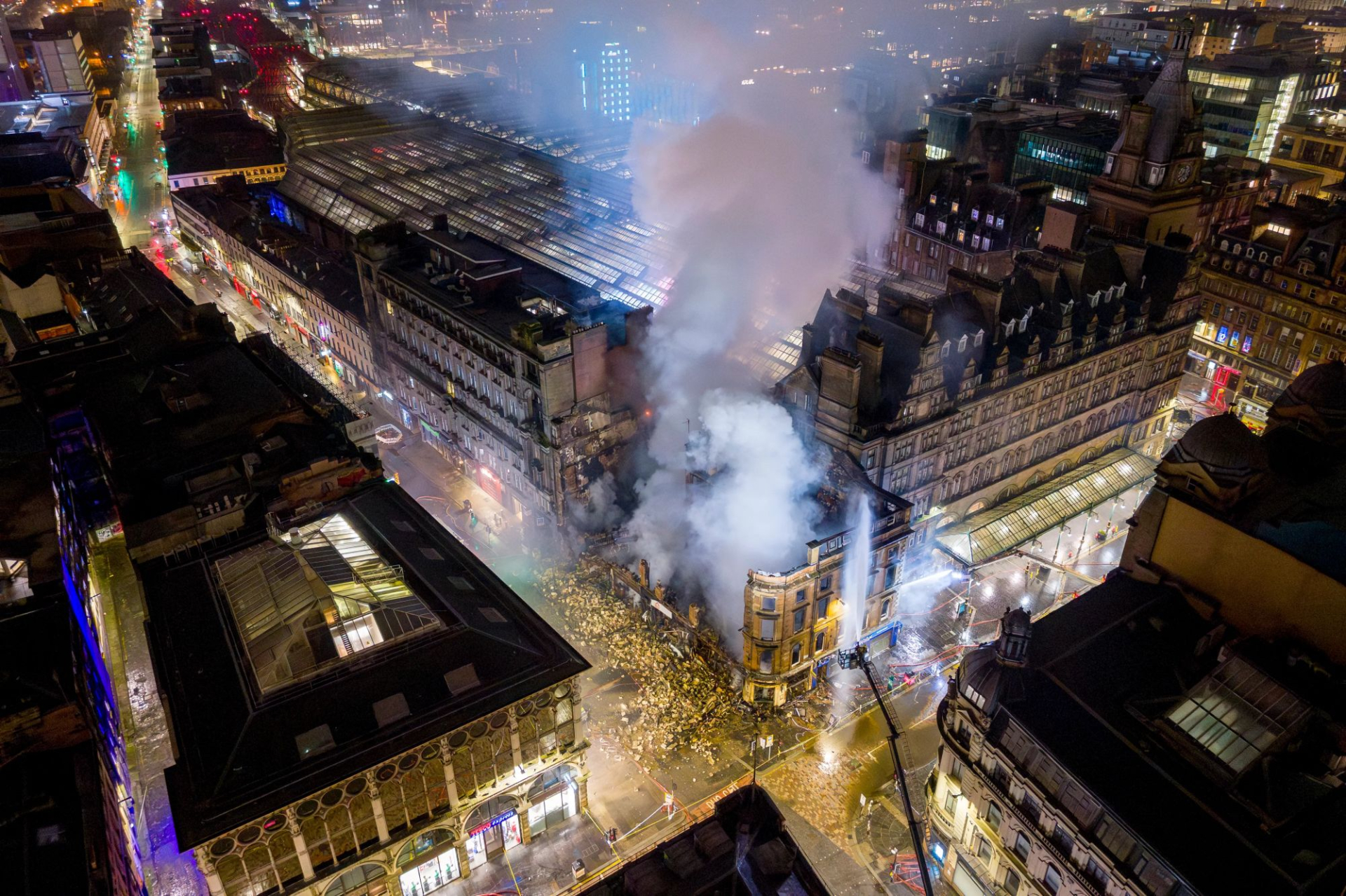 Cháy lớn thiêu rụi tòa nhà biểu tượng lịch sử tại trung tâm thành phố, 15 xe cứu hỏa được điều động - Ảnh 3