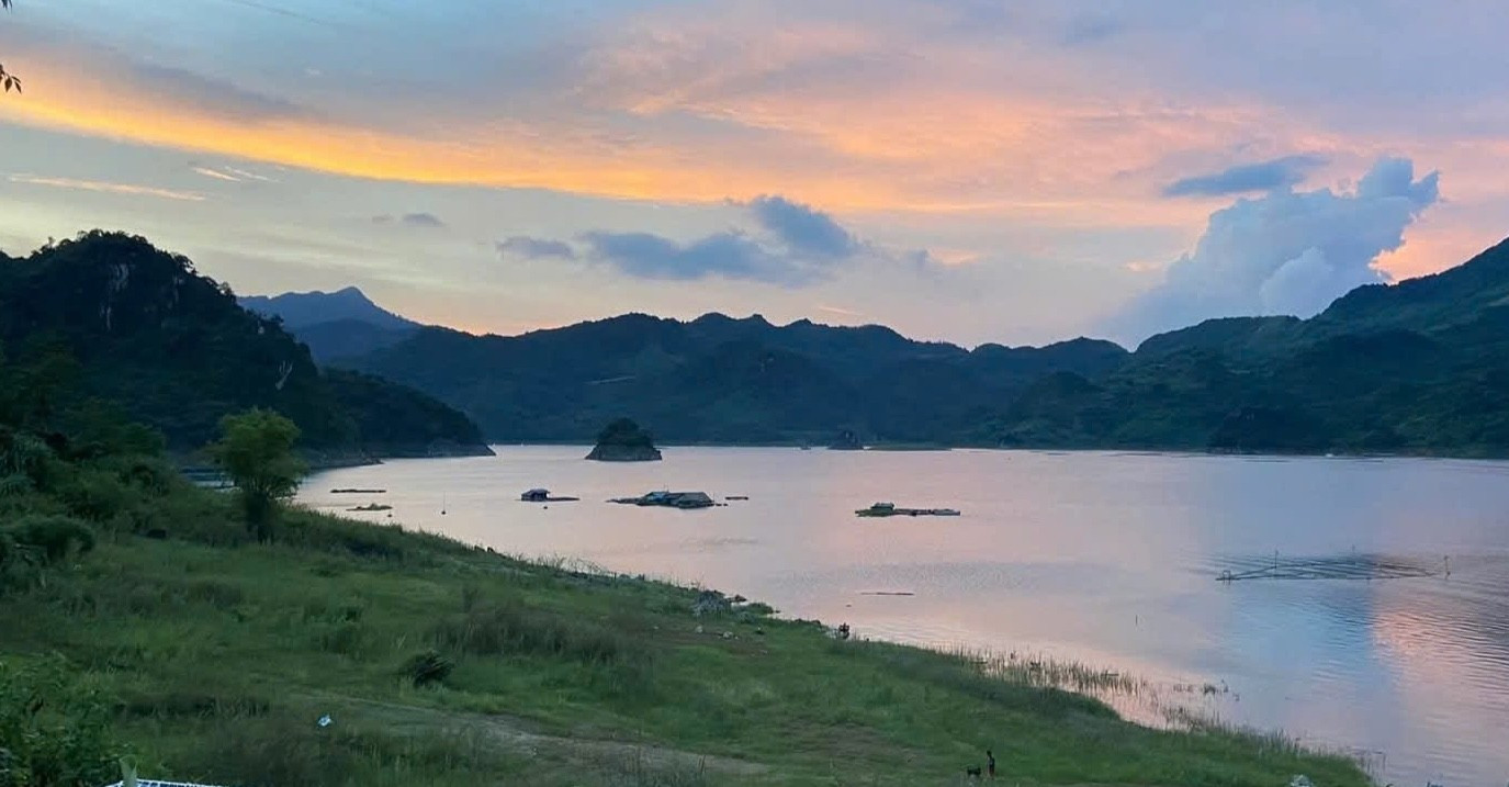 Vụ bạt núi, lấn hồ du lịch quốc gia: Gần một tháng vẫn chưa bốc dỡ xong khu đất vi phạm - Ảnh 3