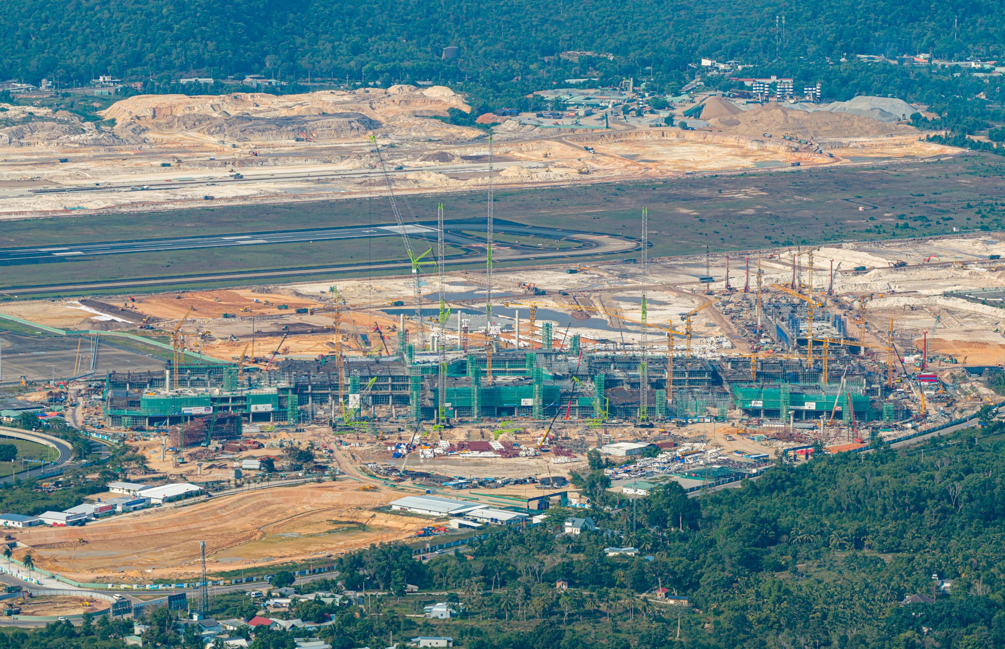 Cận cảnh nhà ga mới sân bay Phú Quốc bắt đầu lắp mái - Ảnh 2