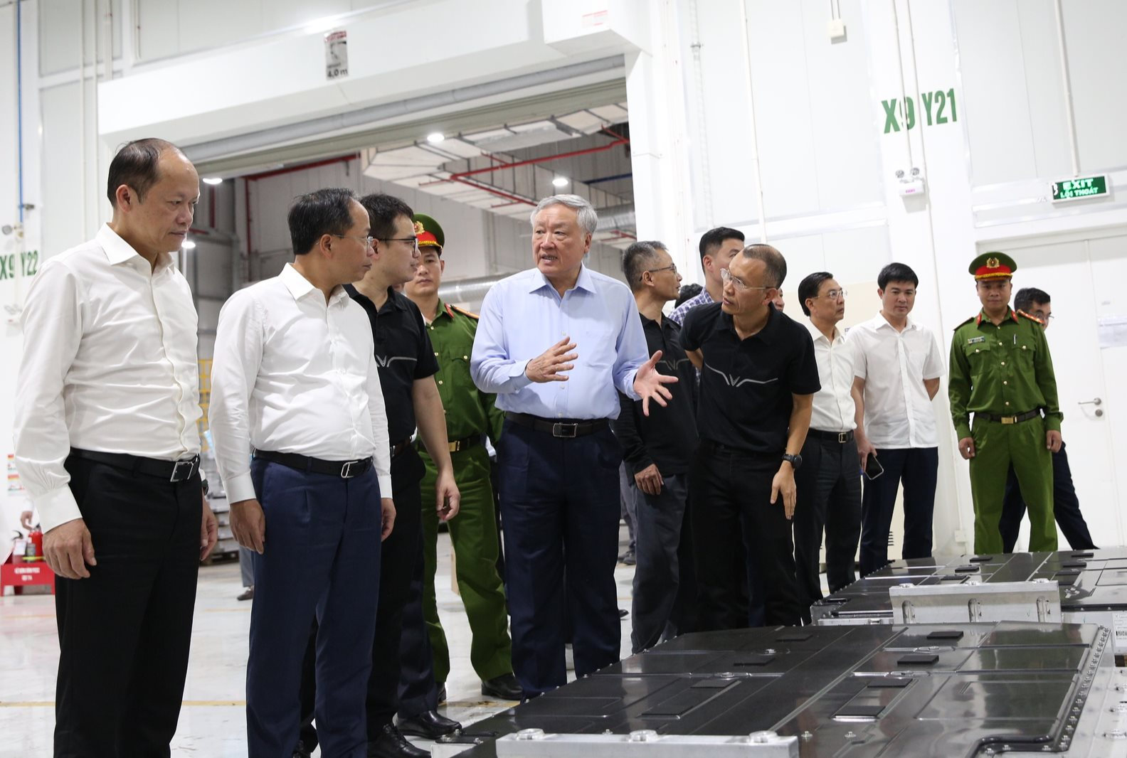 Thăm nhà máy VinFast, Phó Thủ tướng chỉ ra hướng đi tiên phong của Tập đoàn tỷ phú Phạm Nhật Vượng - Ảnh 2