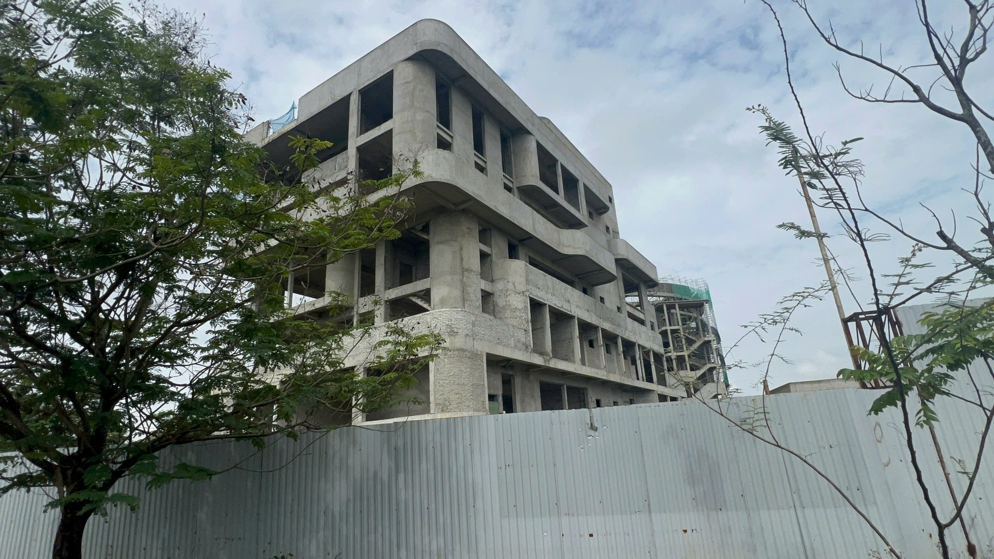 Vụ nhà thầu "bỏ chạy" ở Huế: Bao giờ tái khởi động, chủ đầu tư cam kết gì? - Ảnh 1