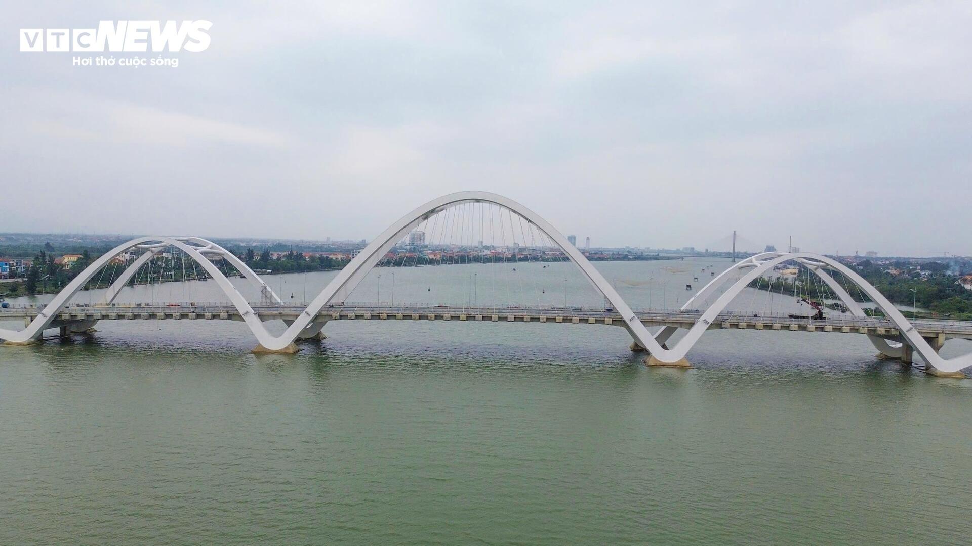 Vì sao cầu 1.300 tỷ ở Quảng Trị làm xong, nhưng đường dẫn vẫn tắc? - Ảnh 1