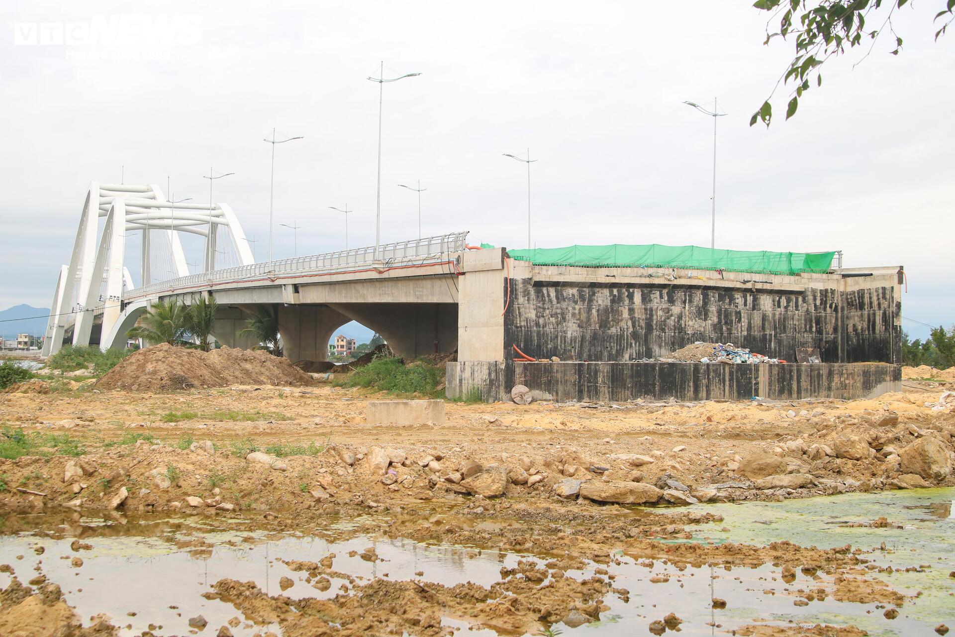 Vì sao cầu 1.300 tỷ ở Quảng Trị làm xong, nhưng đường dẫn vẫn tắc? - Ảnh 5