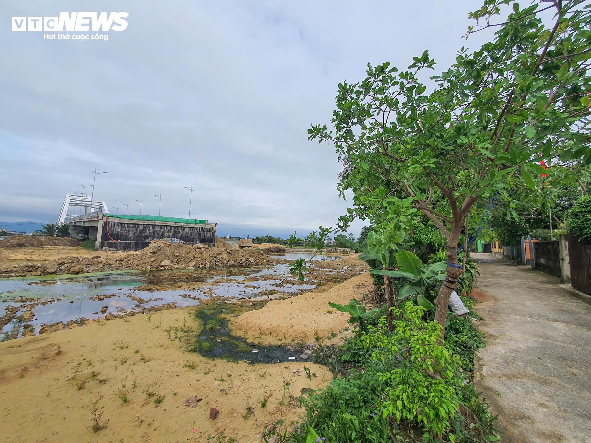 Vì sao cầu 1.300 tỷ ở Quảng Trị làm xong, nhưng đường dẫn vẫn tắc? - Ảnh 6