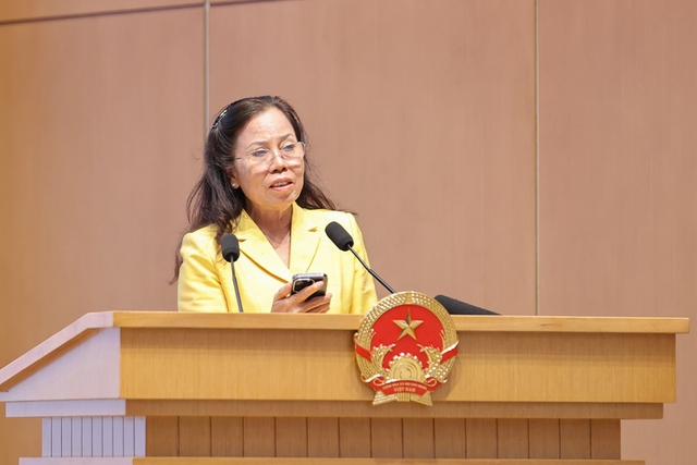 Doanh nghiệp dệt may 30 năm tuổi gây bất ngờ: Trồng tía tô bán 700 đồng/lá, vải không hạt 400.000 đồng/kg - Ảnh 1