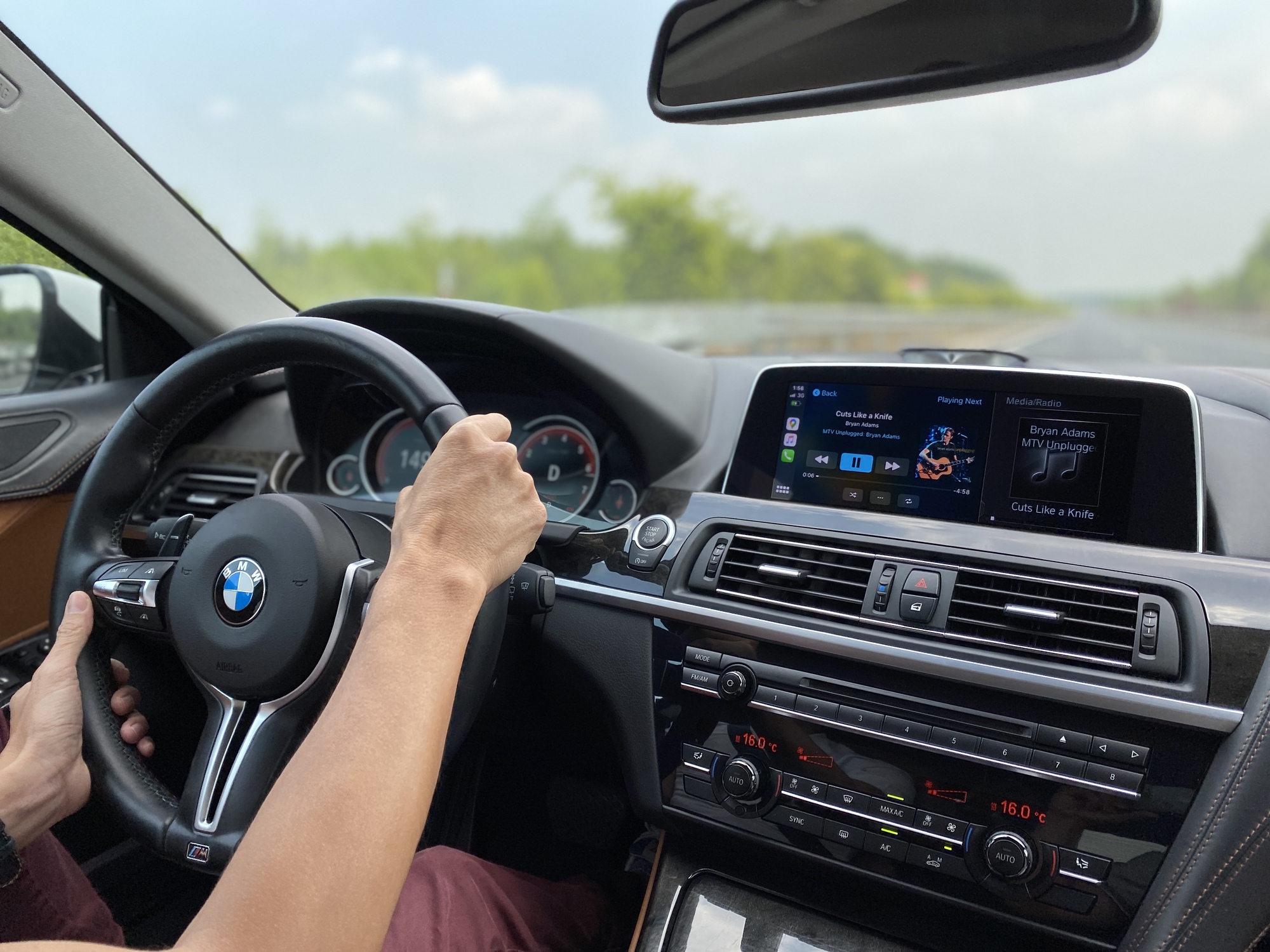 Vừa lái ô tô vừa nghe nhạc có vi phạm không? Tài xế có thể bị phạt tới 6 triệu đồng nếu bỏ qua chi tiết này - Ảnh 1