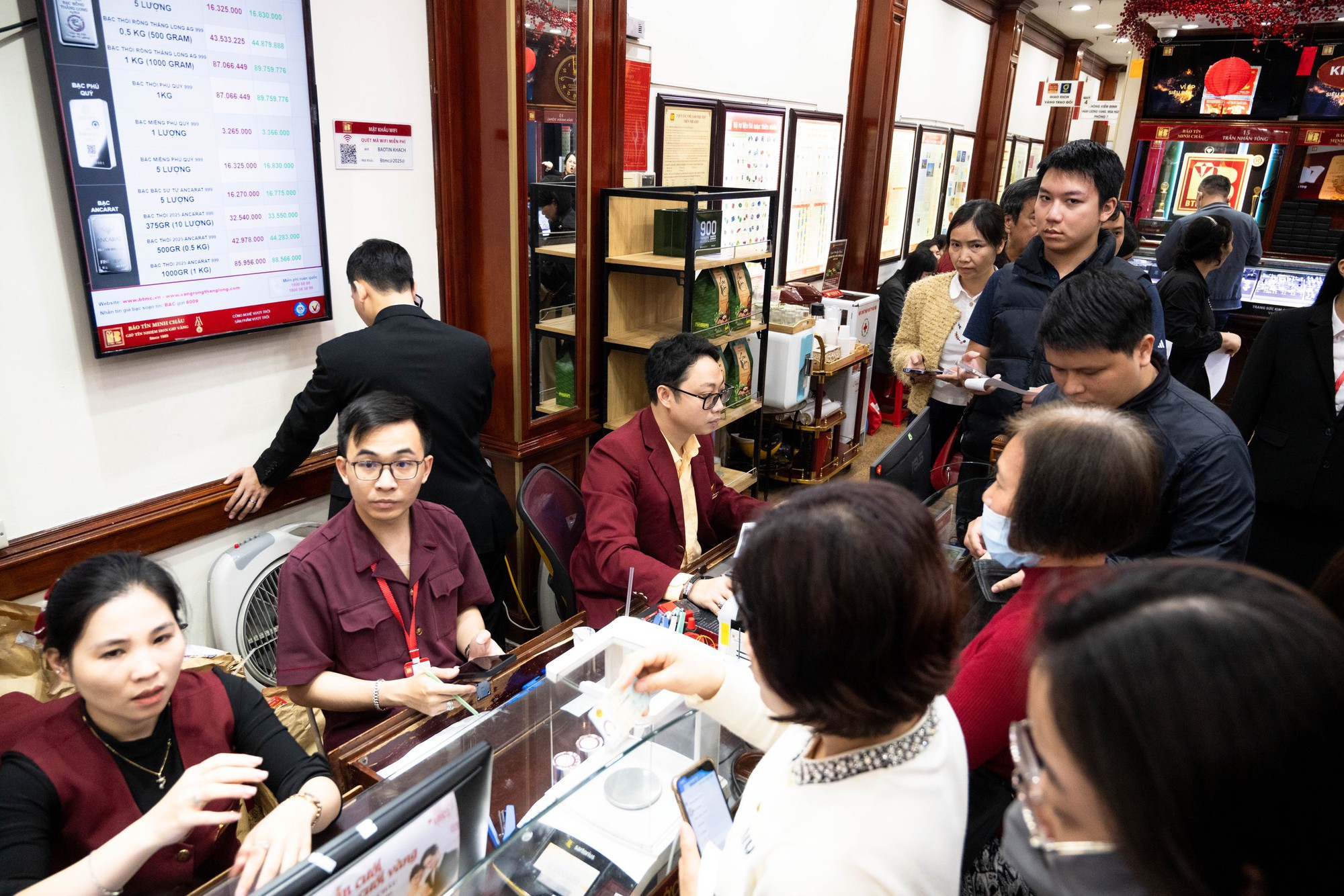 [CLIP] Con đường gần 1km ở Hà Nội có cả chục tiệm vàng: Bên xếp hàng dằng dặc - bên lại vắng tanh, vì sao? - Ảnh 11