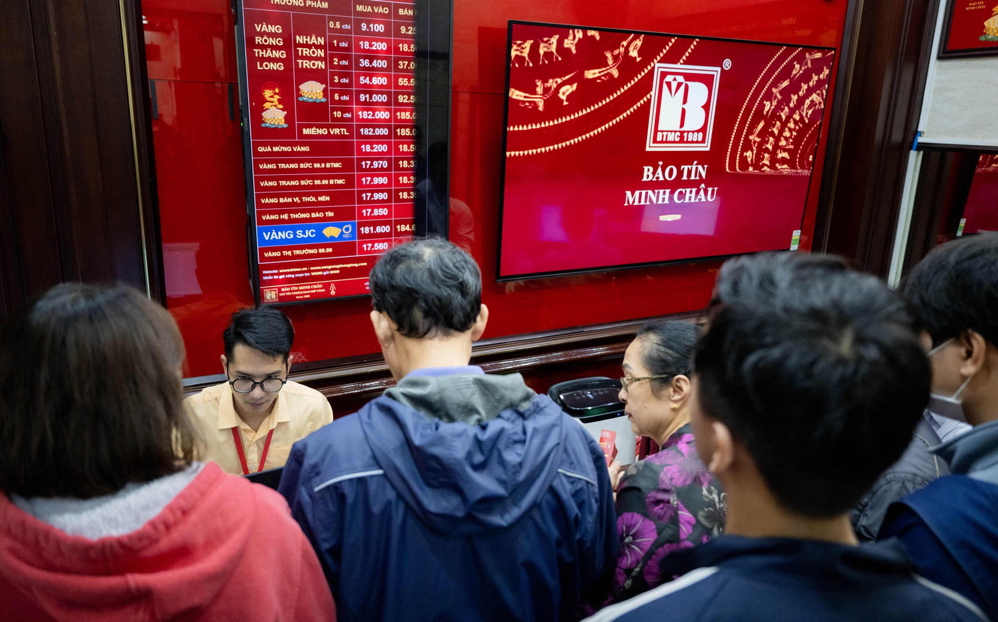 [CLIP] Con đường gần 1km ở Hà Nội có cả chục tiệm vàng: Bên xếp hàng dằng dặc - bên lại vắng tanh, vì sao? - Ảnh 10